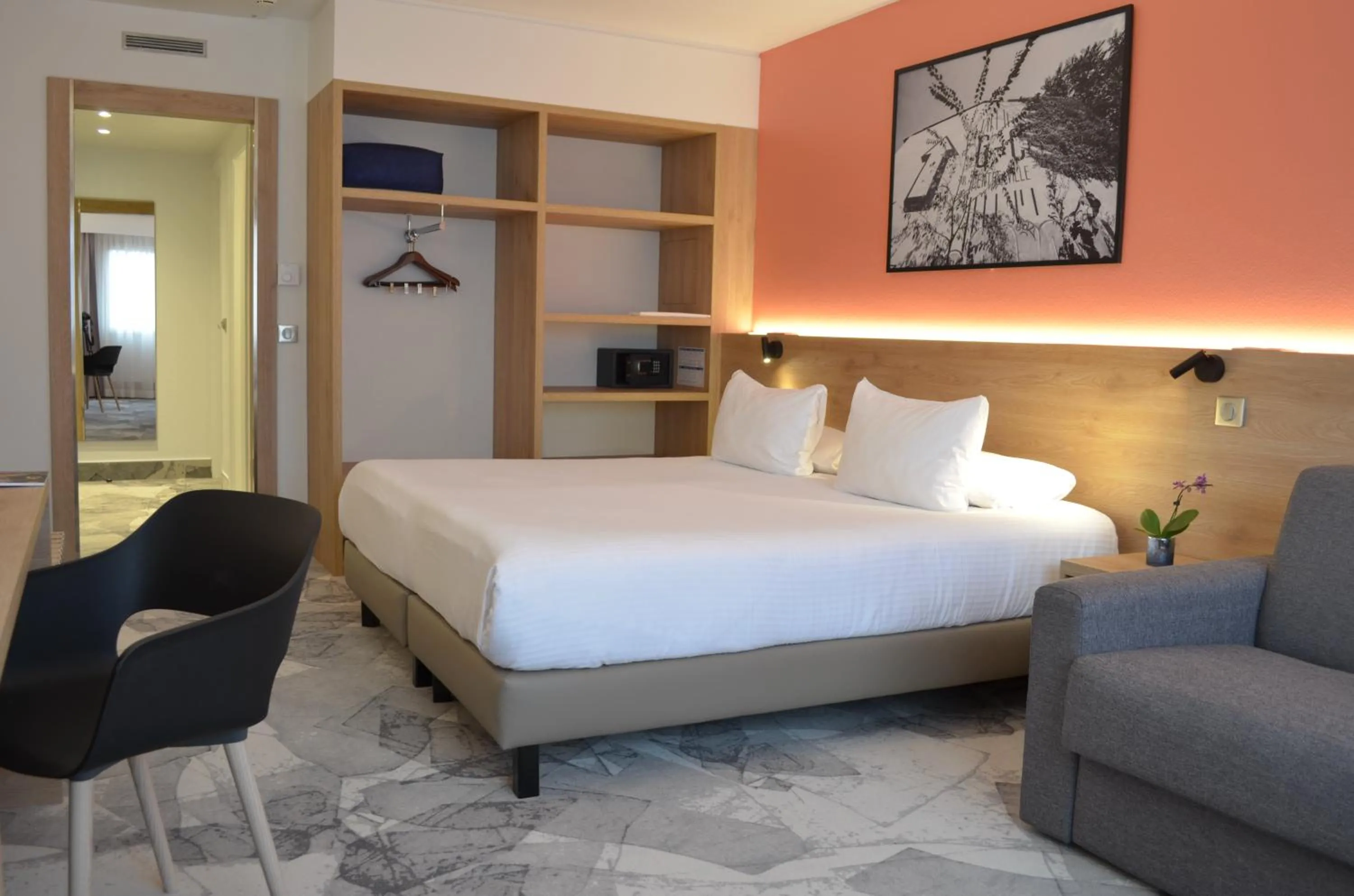 Photo of the whole room, Bed in Hotel des Congrès