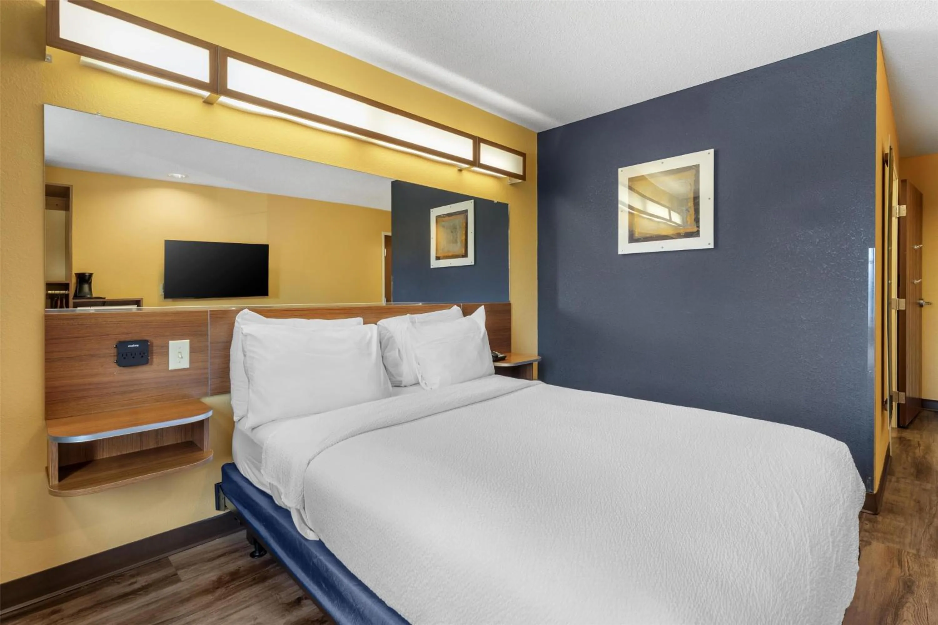 Bedroom, Bed in SureStay Plus Hotel by Best Western Keyser