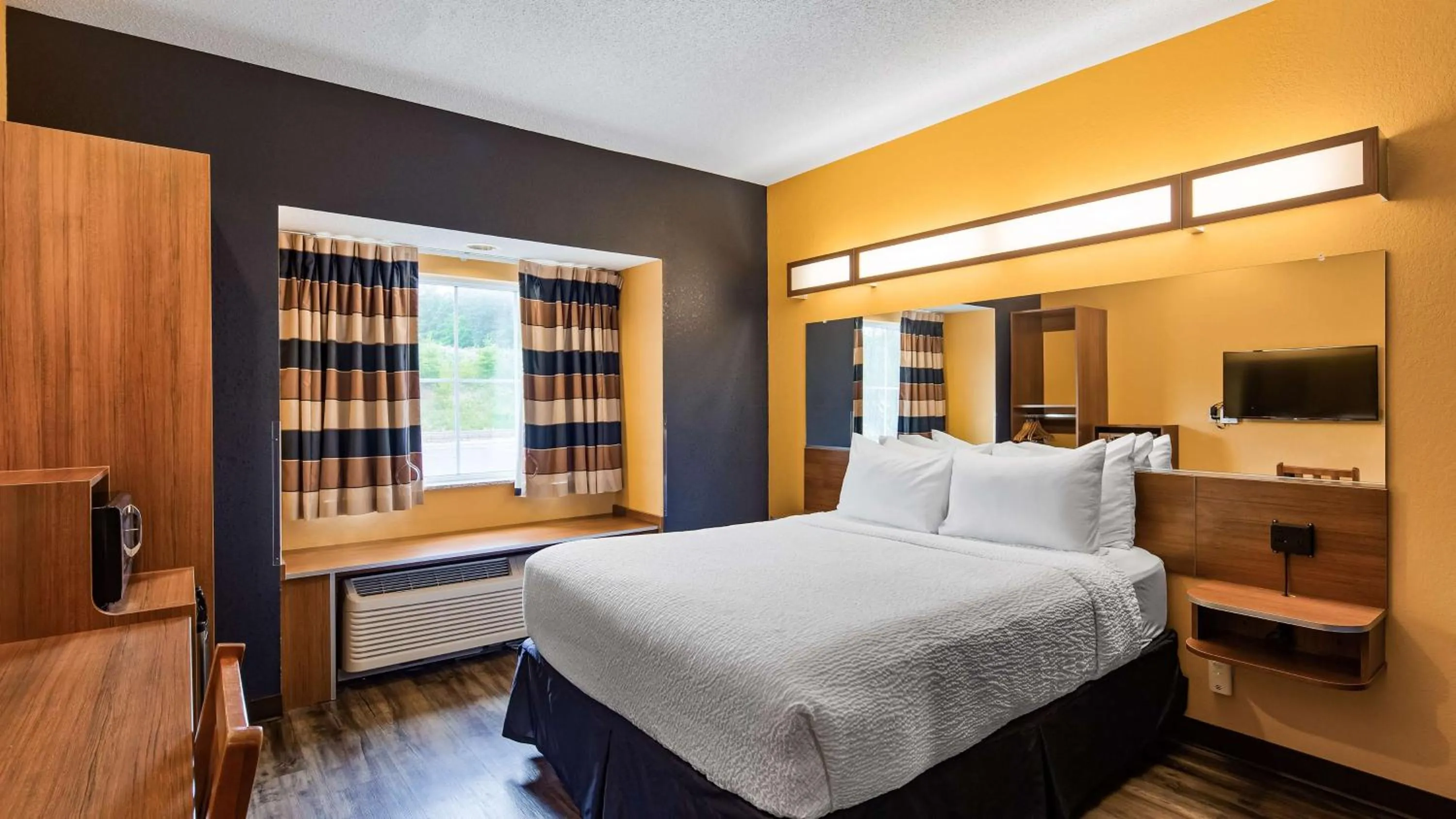 Bedroom, Bed in SureStay Plus Hotel by Best Western Keyser