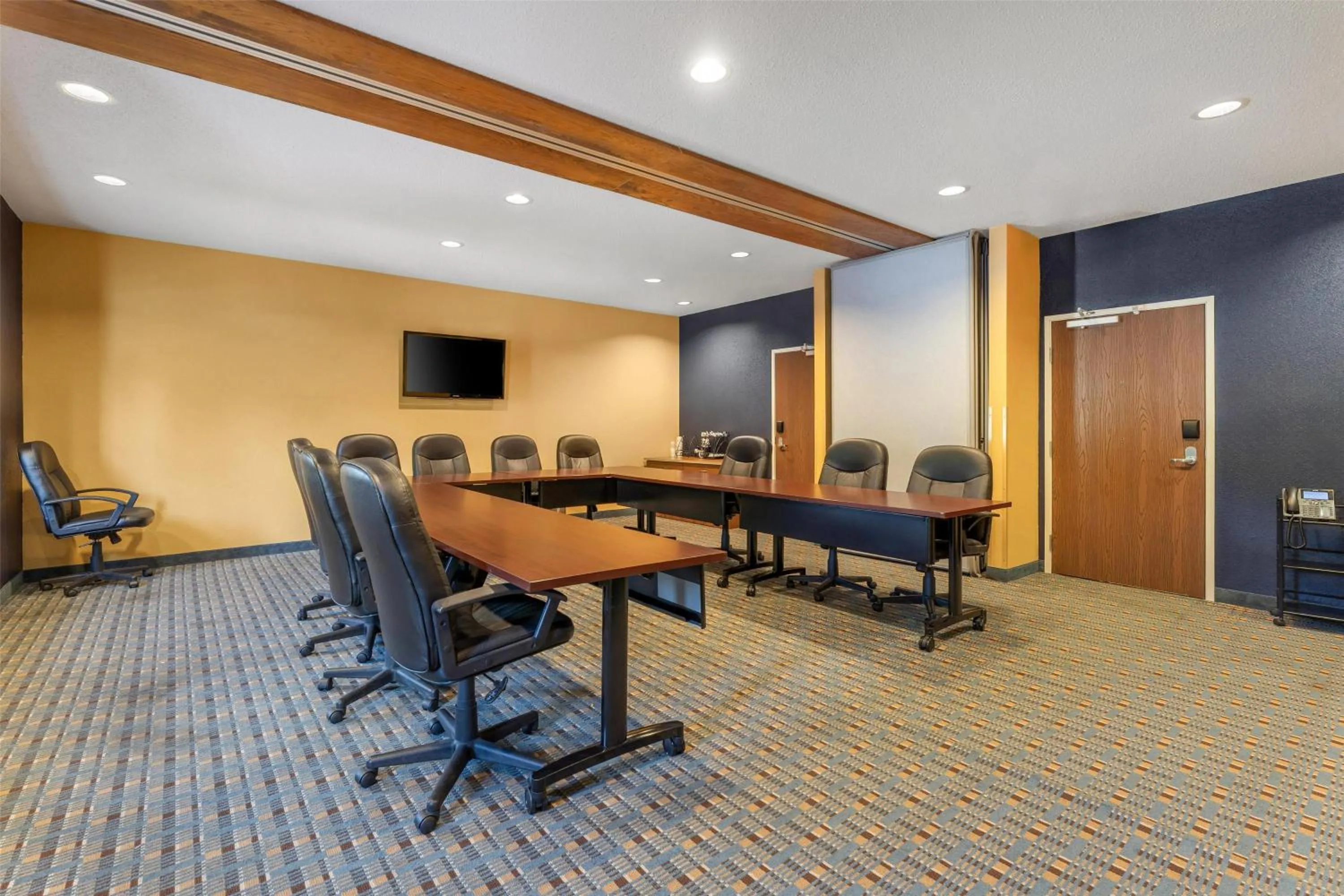 Meeting/conference room in SureStay Plus Hotel by Best Western Keyser