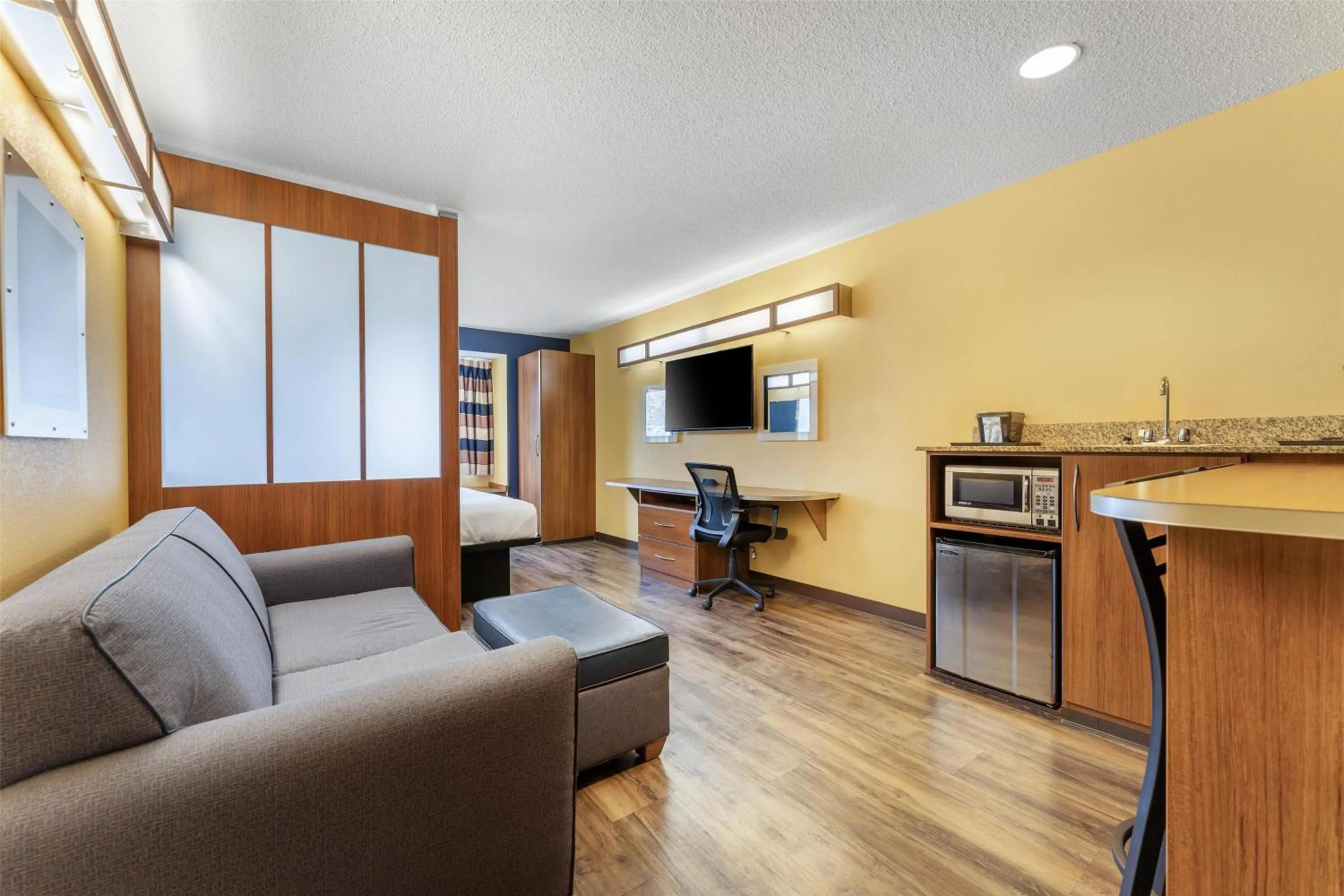 Bedroom in SureStay Plus Hotel by Best Western Keyser