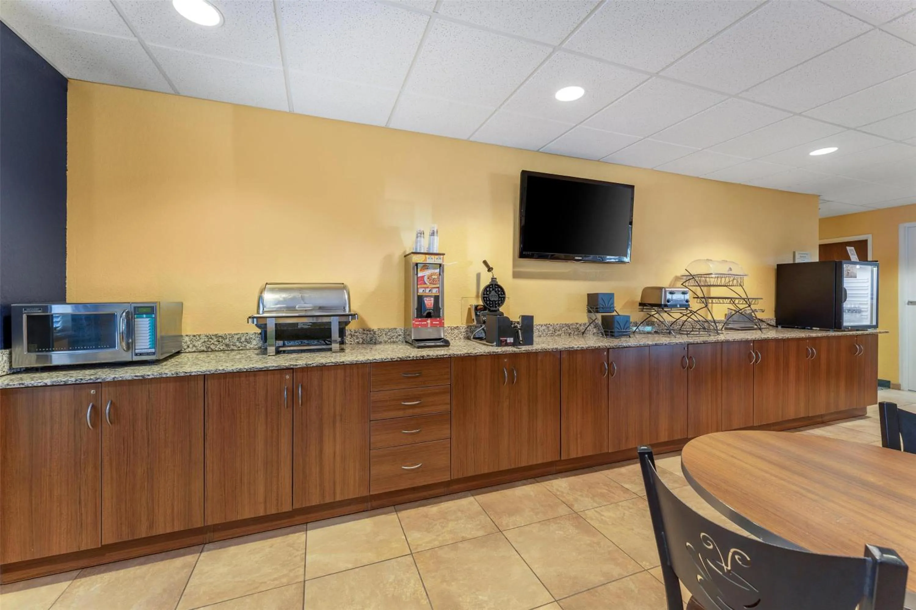 Restaurant/places to eat in SureStay Plus Hotel by Best Western Keyser