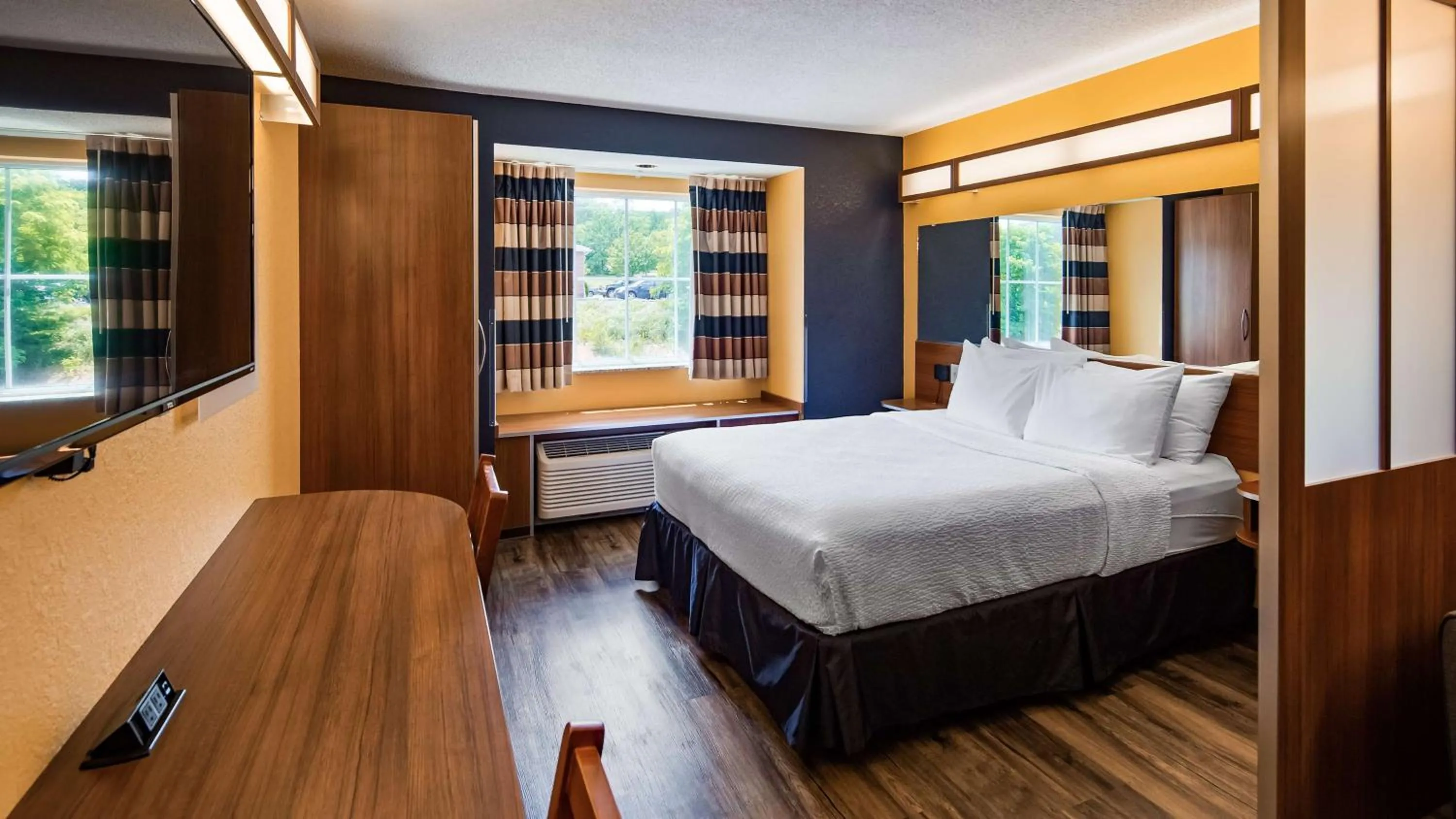 Bedroom, Bed in SureStay Plus Hotel by Best Western Keyser