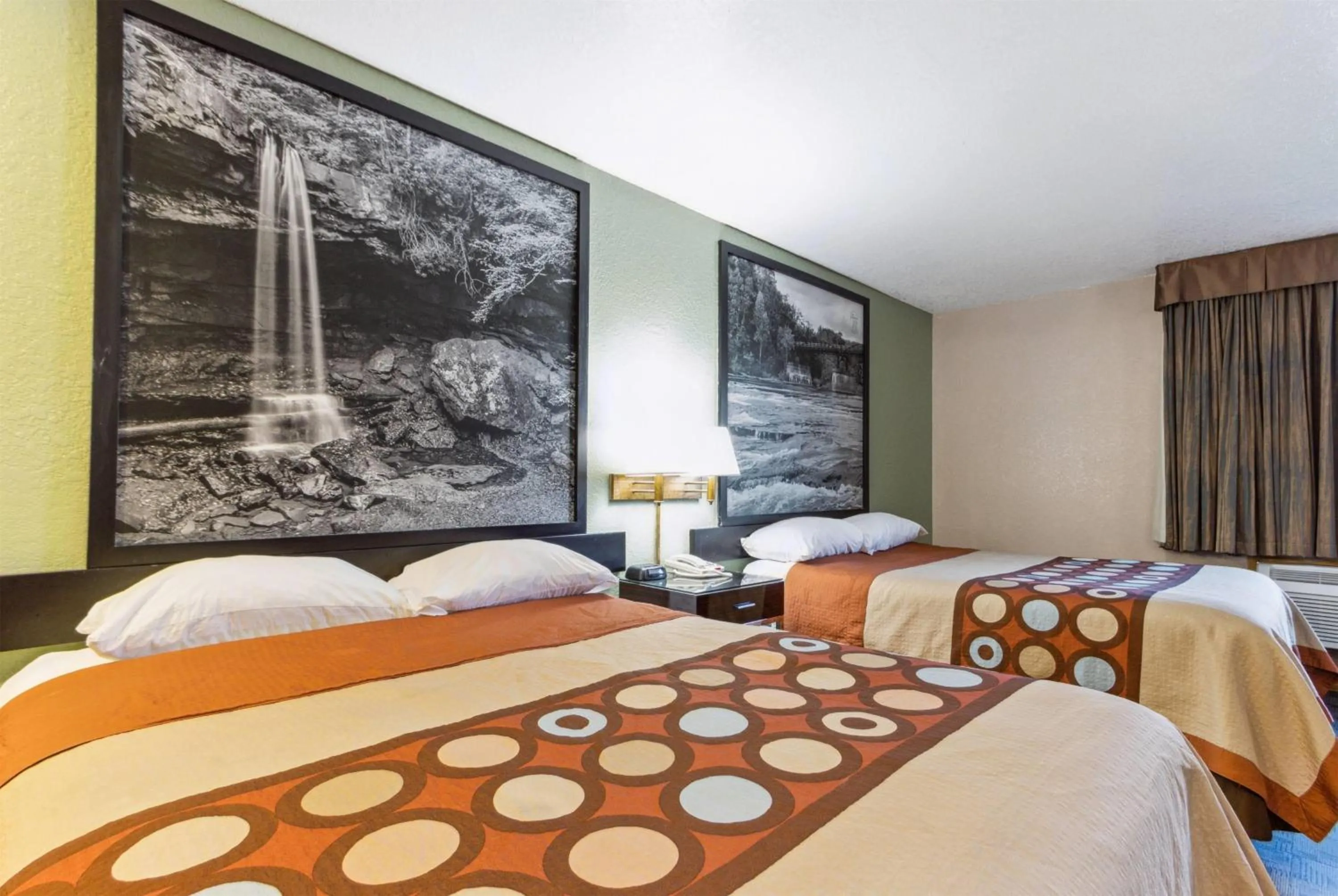 Photo of the whole room, Bed in Super 8 by Wyndham Uniontown PA