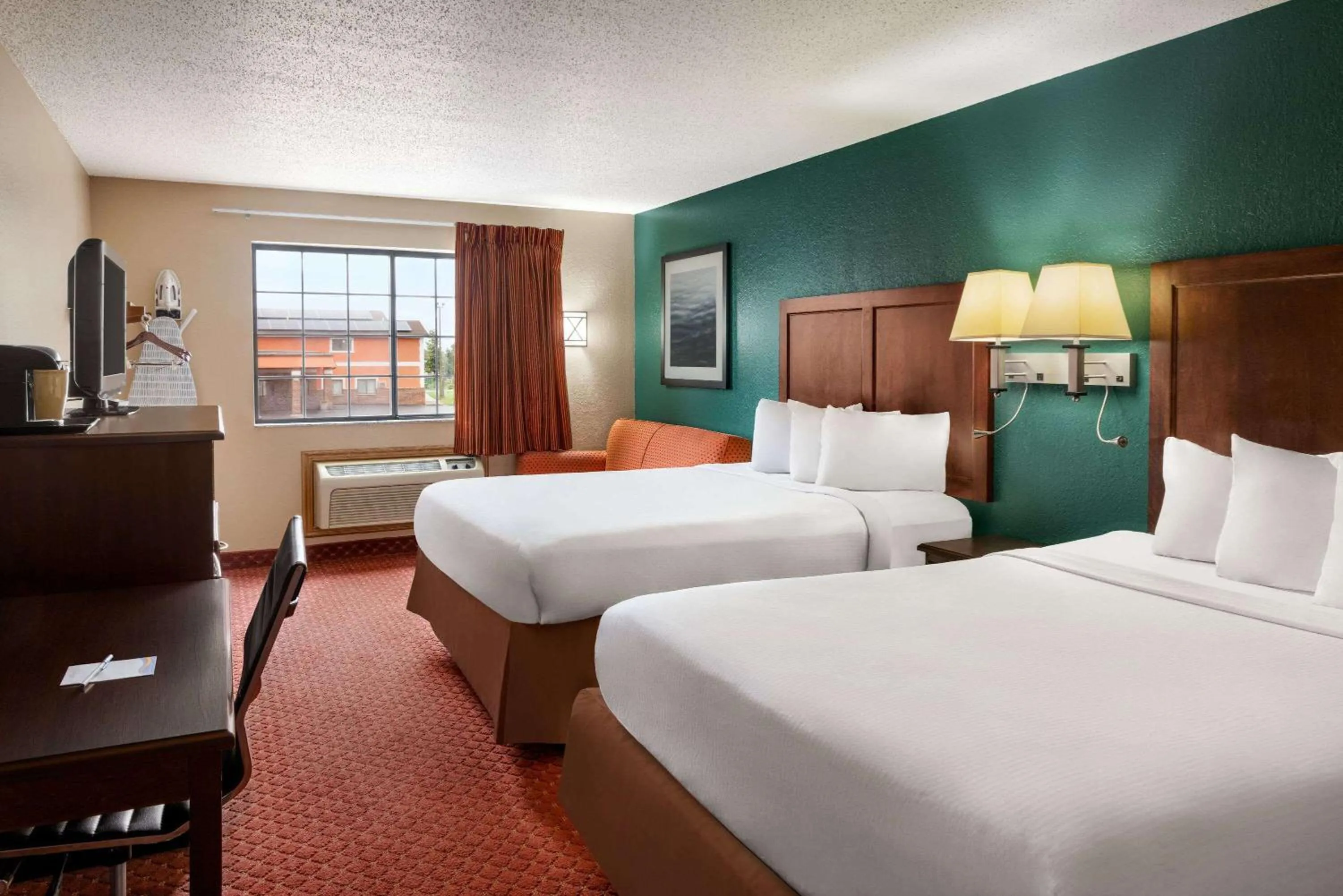 Photo of the whole room, Bed in Baymont by Wyndham Cedar Rapids