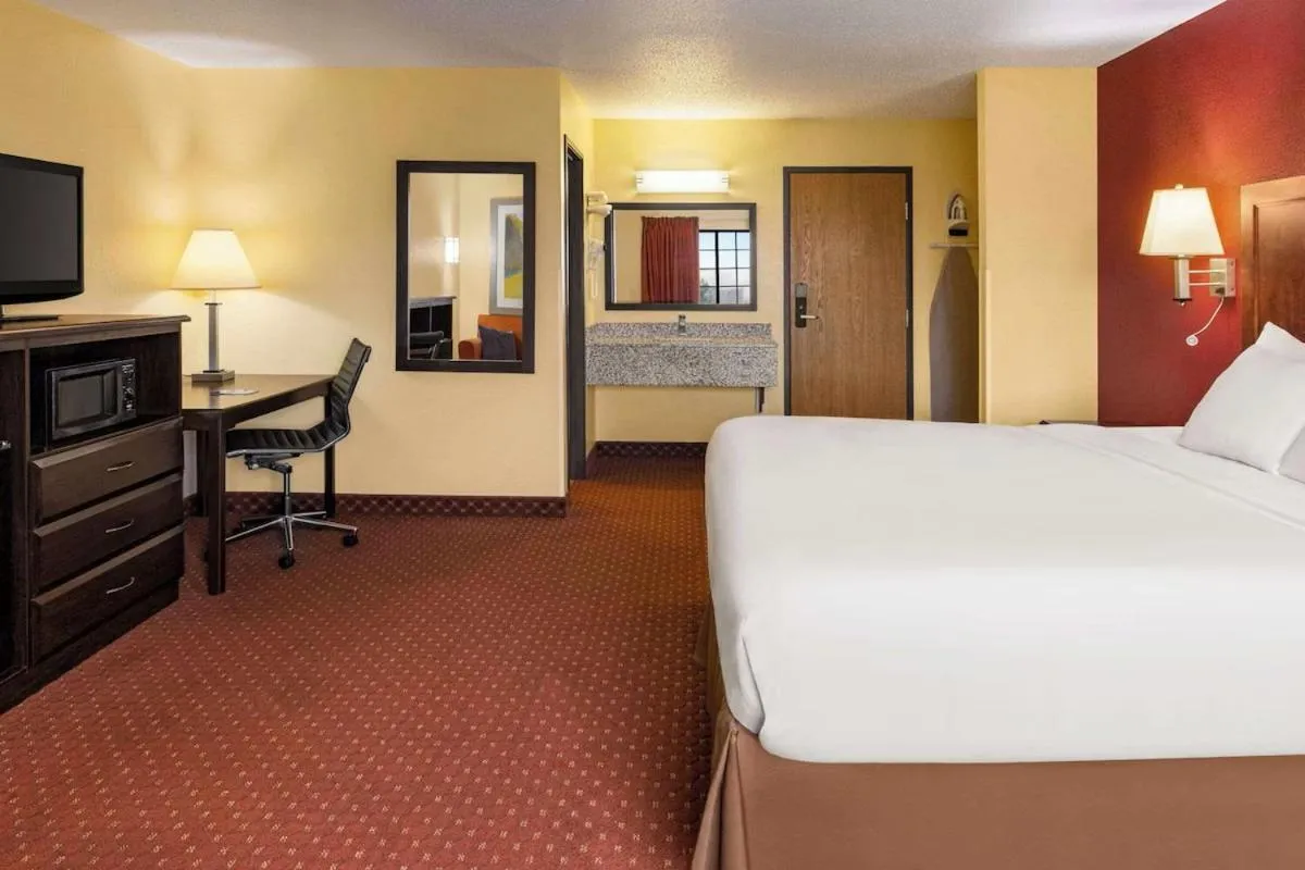 Bedroom, Bed in Baymont by Wyndham Cedar Rapids