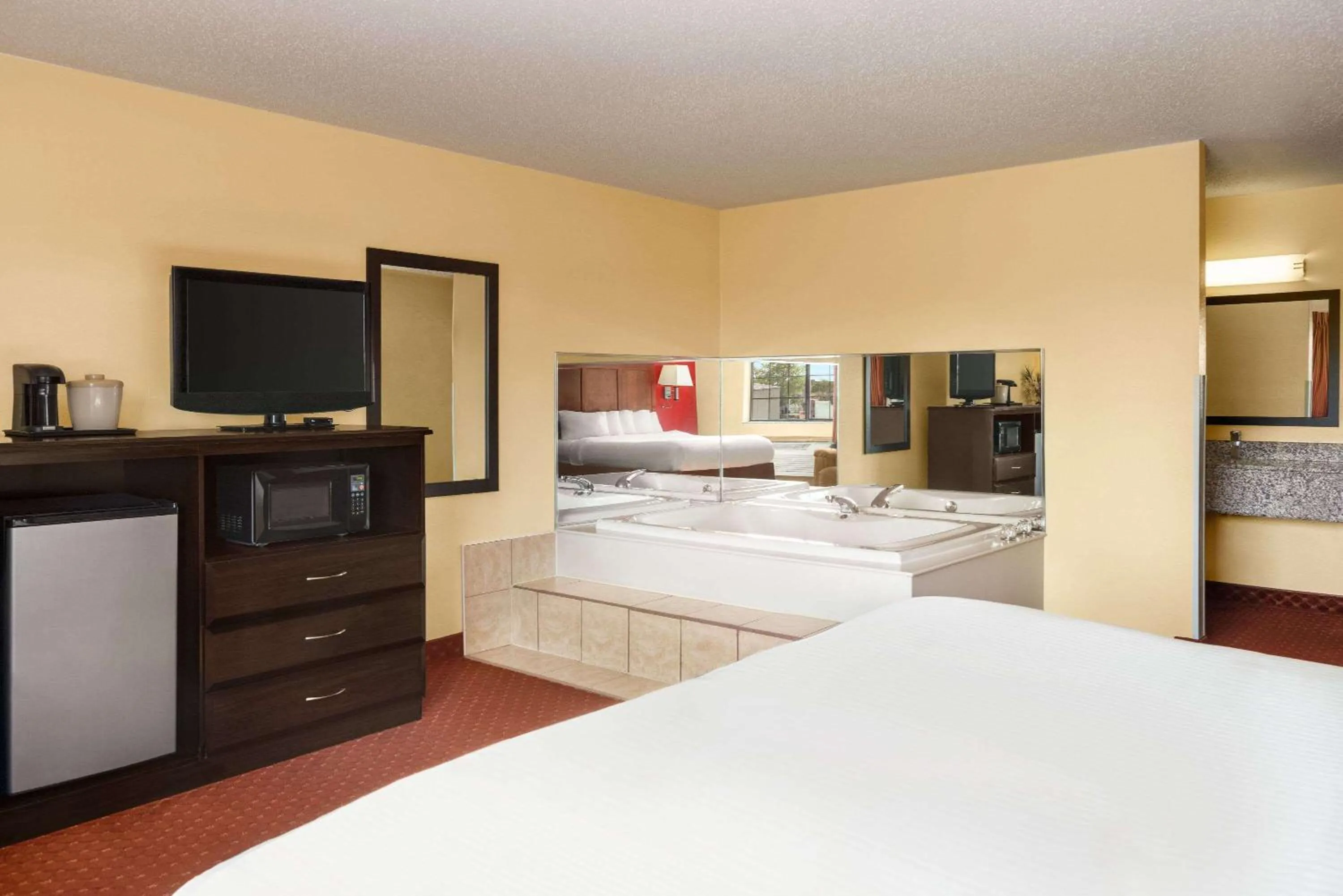 Photo of the whole room, Bed in Baymont by Wyndham Cedar Rapids