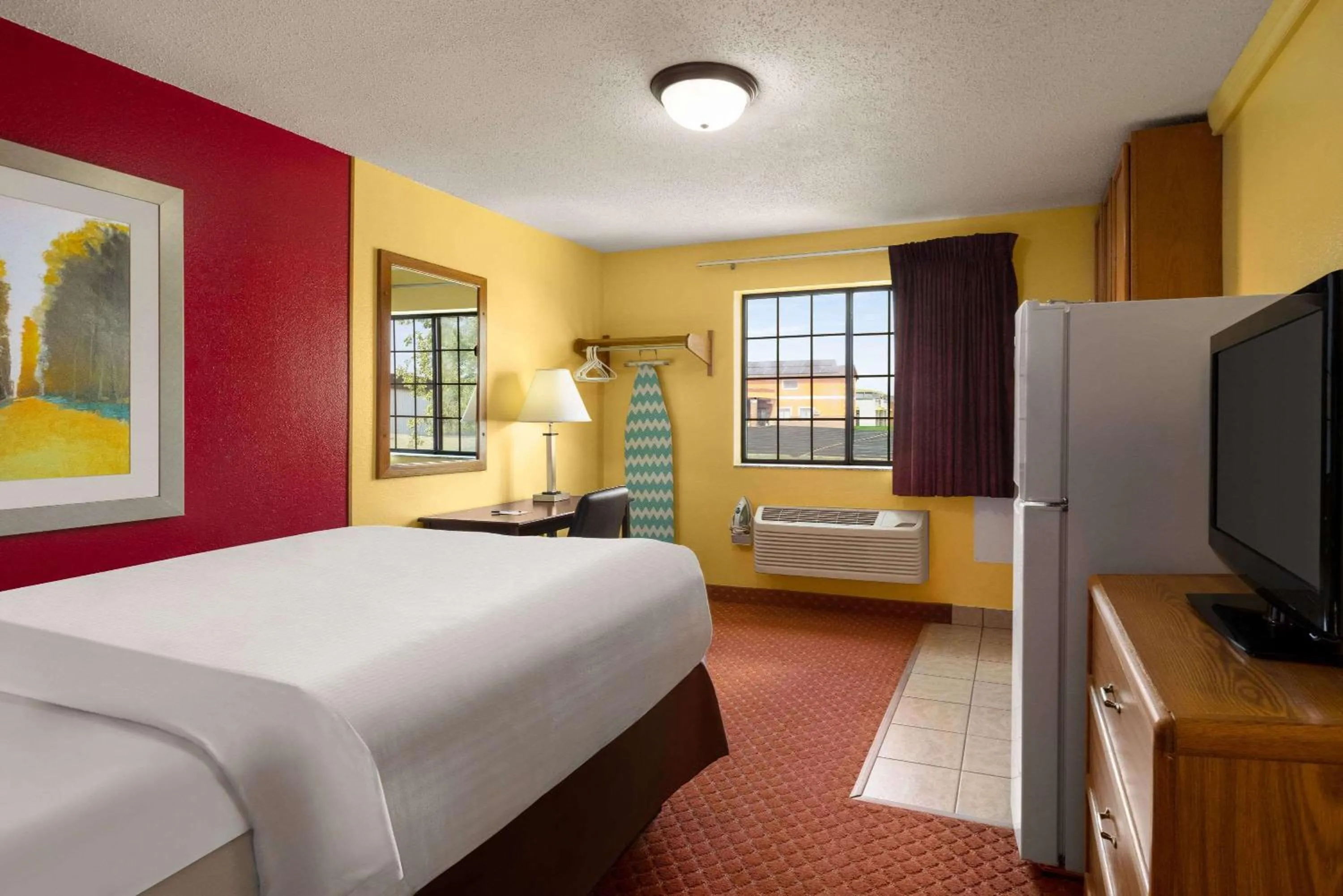 Photo of the whole room, Bed in Baymont by Wyndham Cedar Rapids