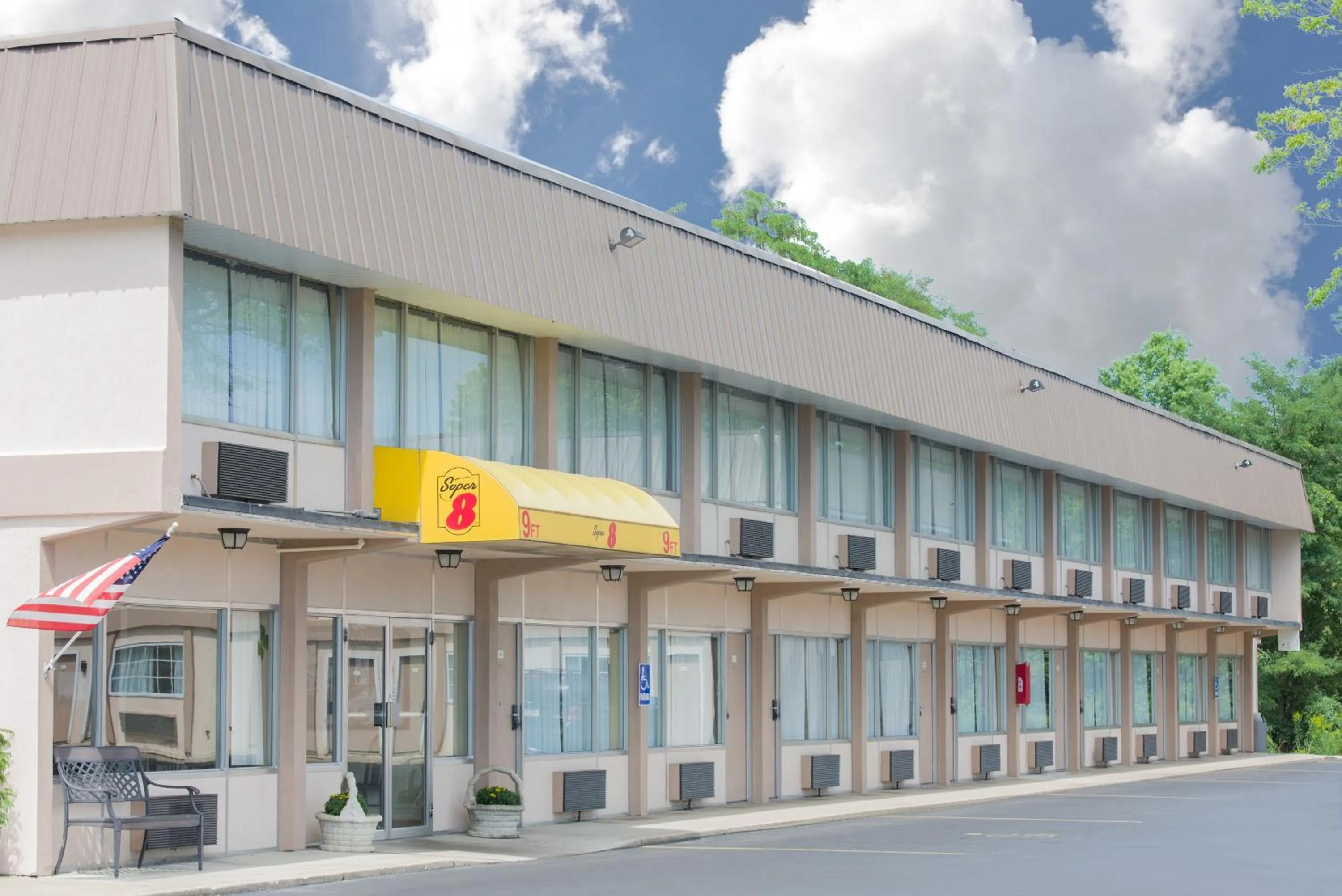 Facade/entrance in Super 8 by Wyndham Ashland