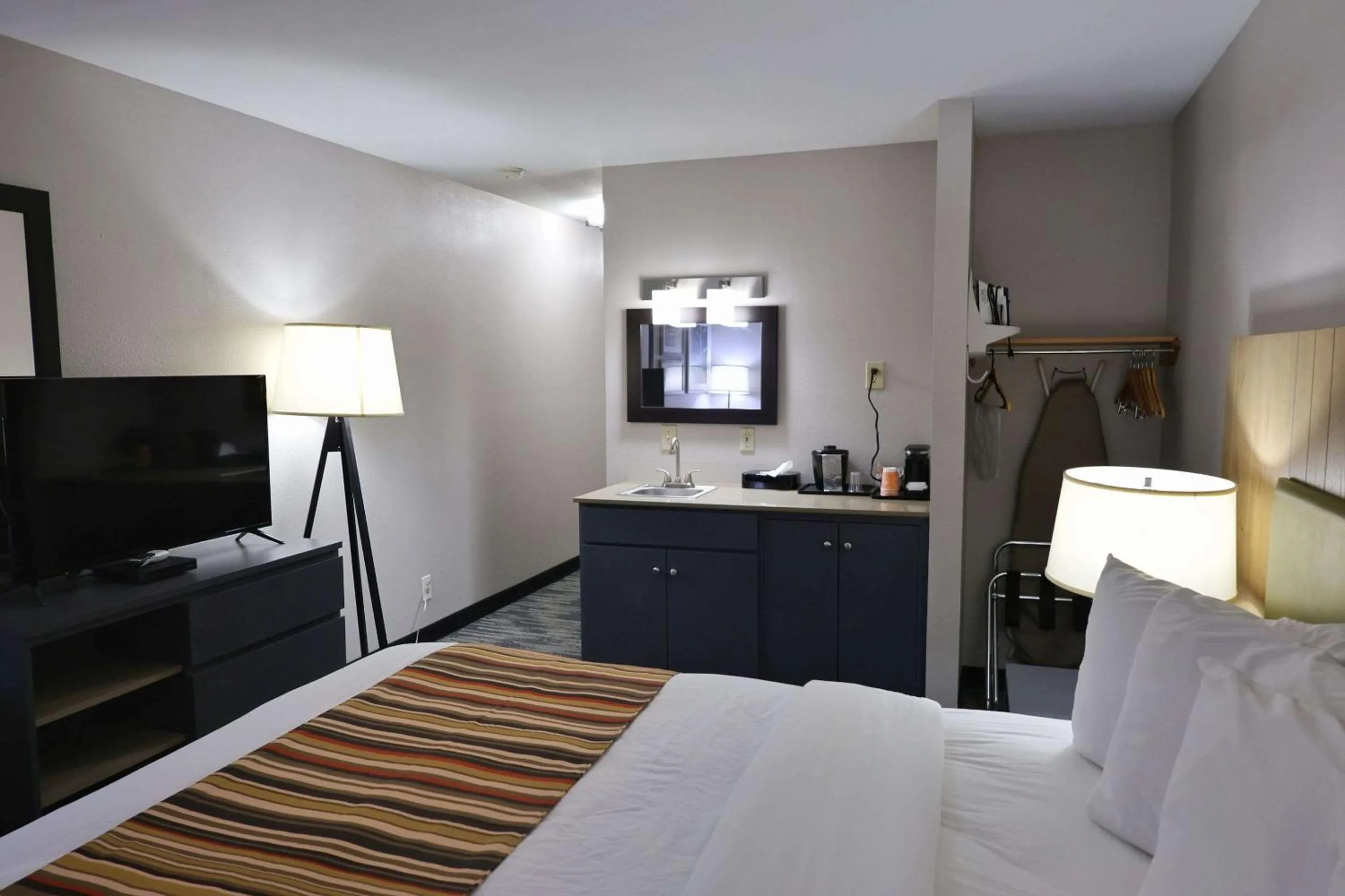 Bedroom, Bed in Country Inn & Suites by Radisson, Sparta, WI