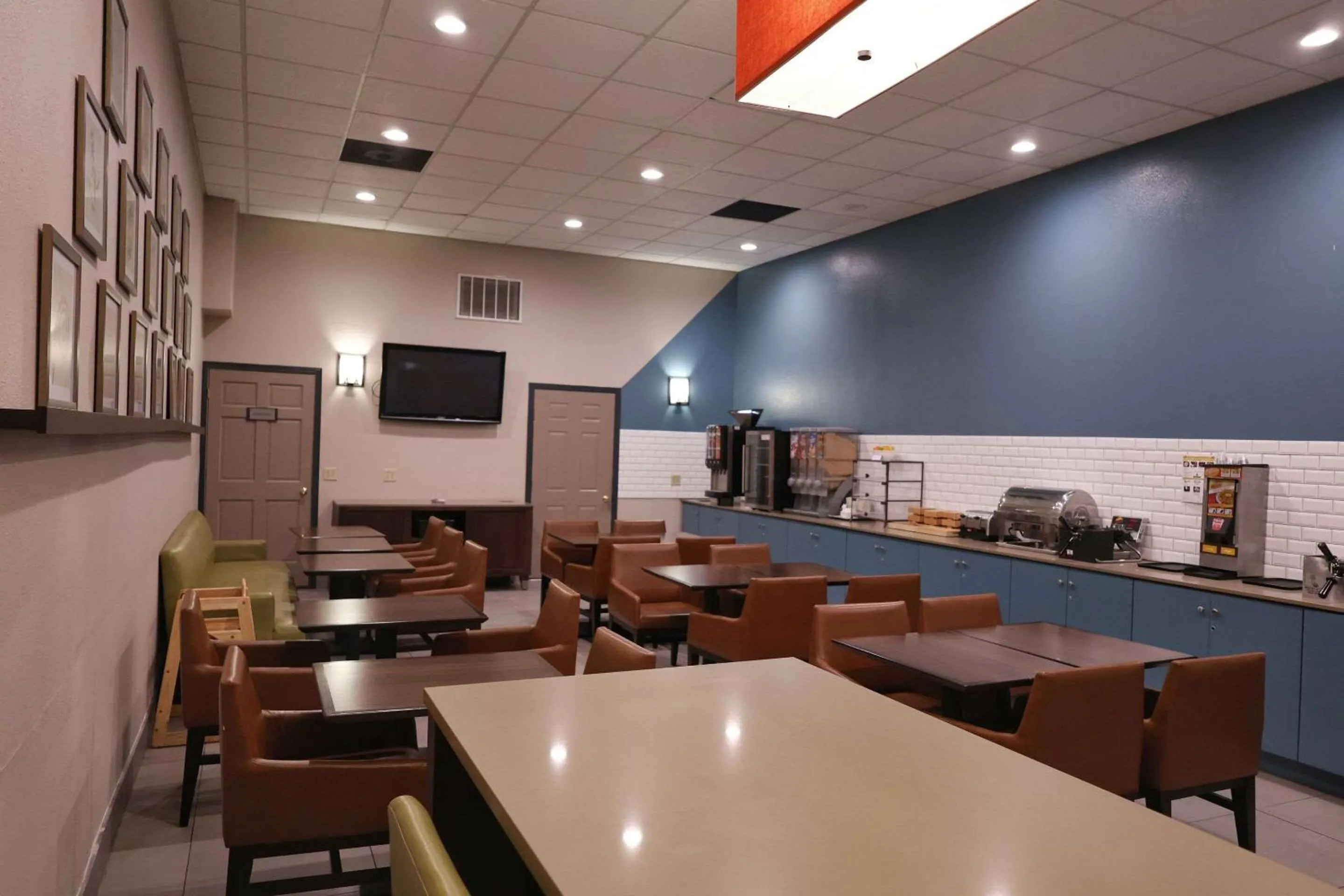 Breakfast in Country Inn & Suites by Radisson, Sparta, WI