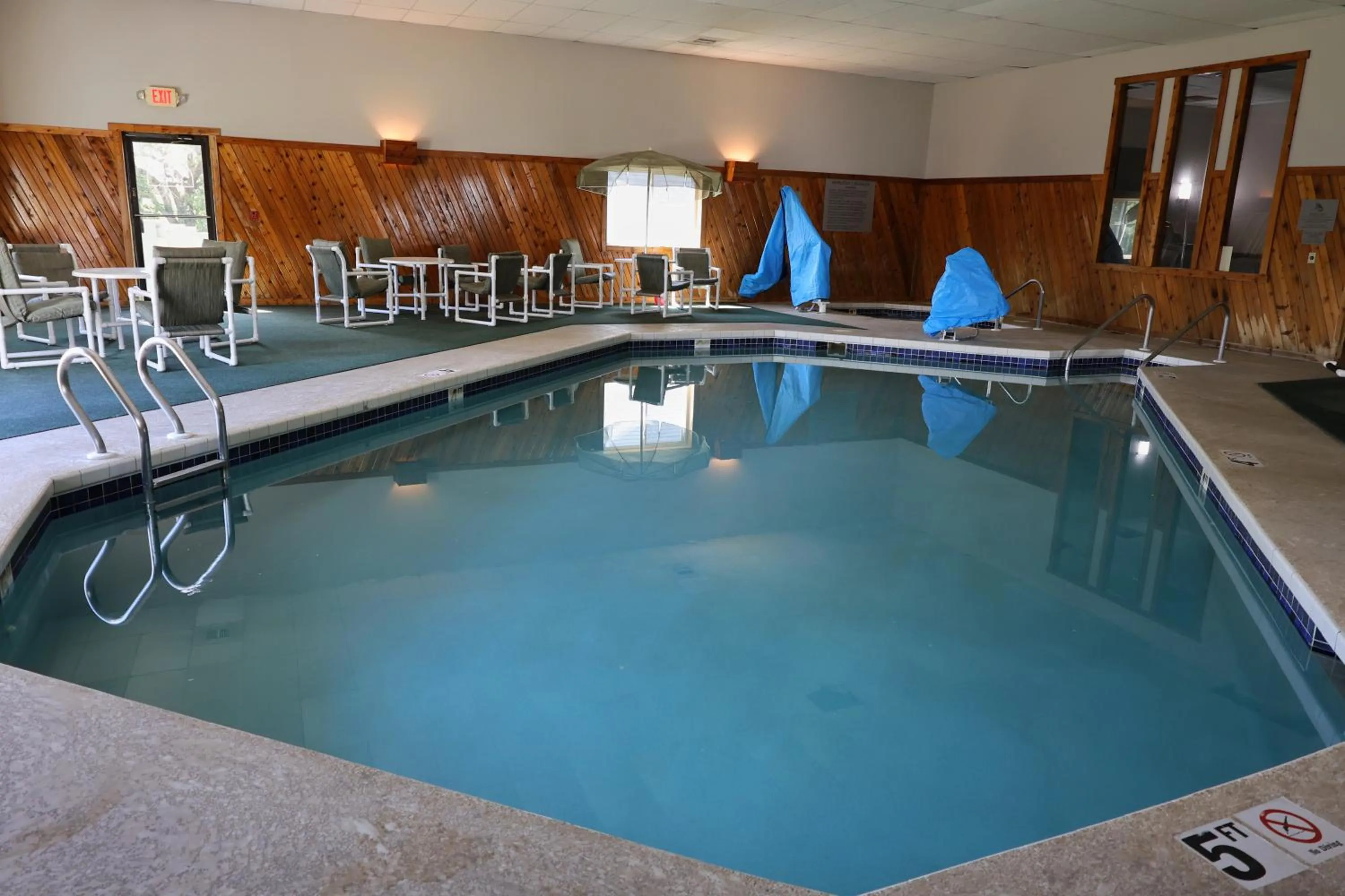 Swimming pool in Country Inn & Suites by Radisson, Sparta, WI