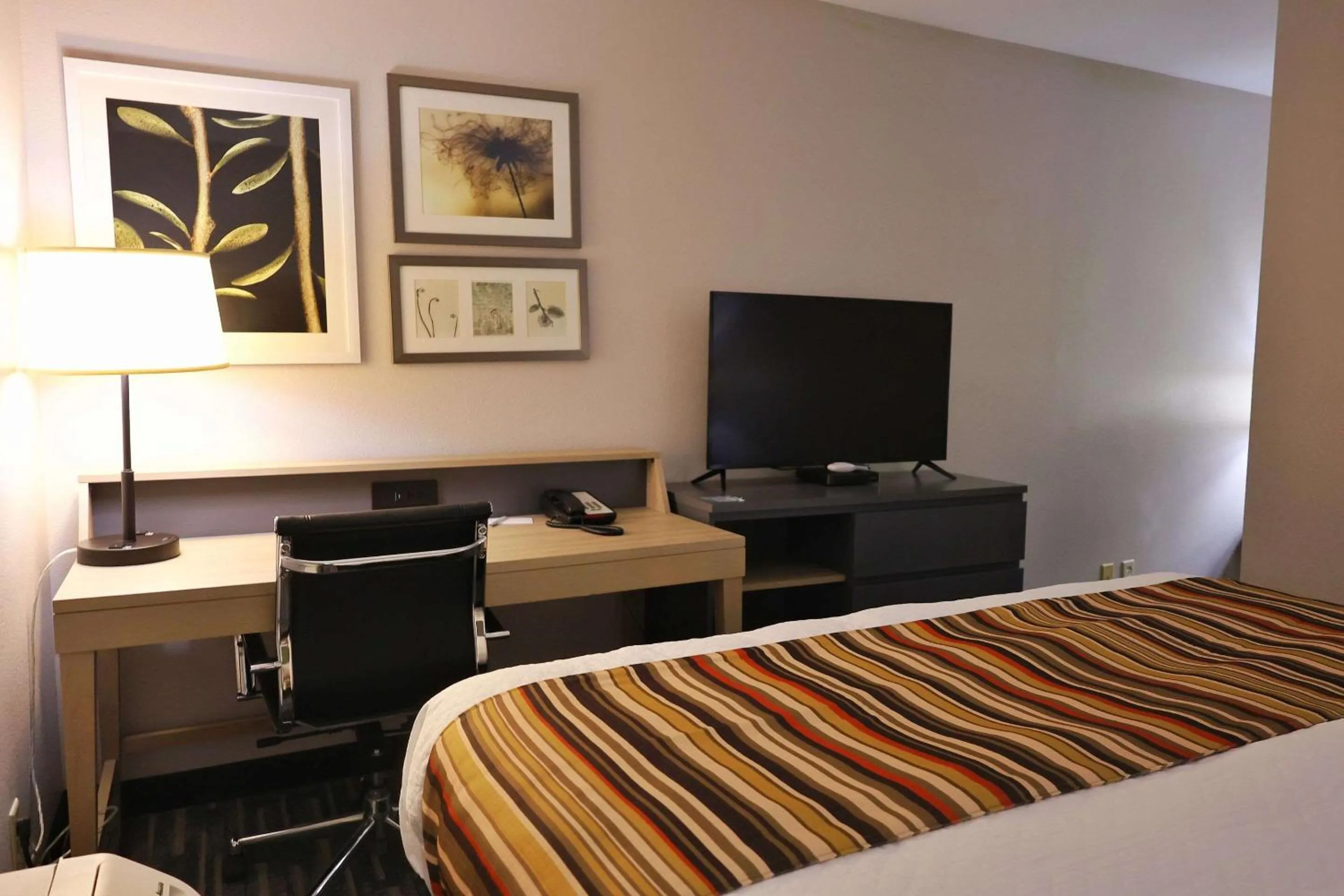 Bedroom, Bed in Country Inn & Suites by Radisson, Sparta, WI