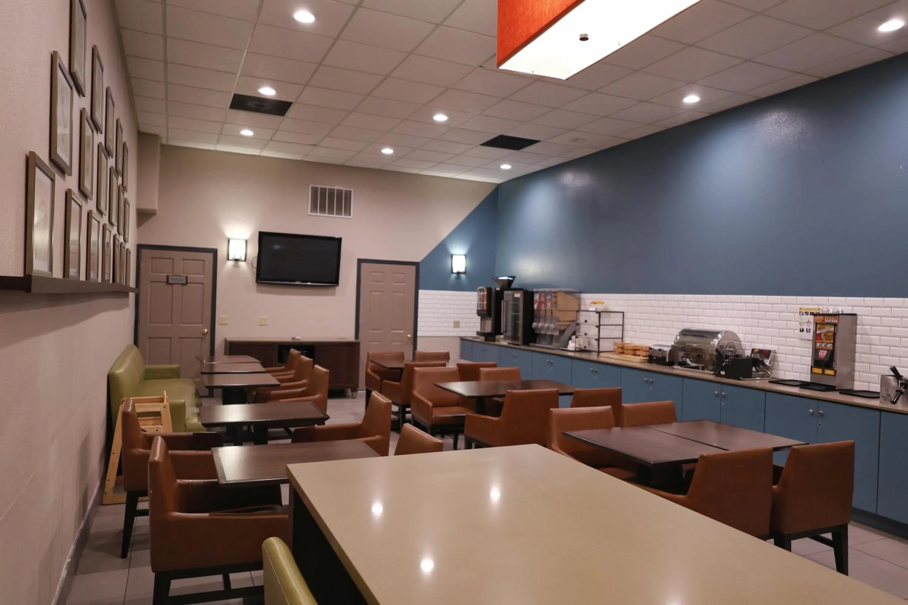 Breakfast in Country Inn & Suites by Radisson, Sparta, WI