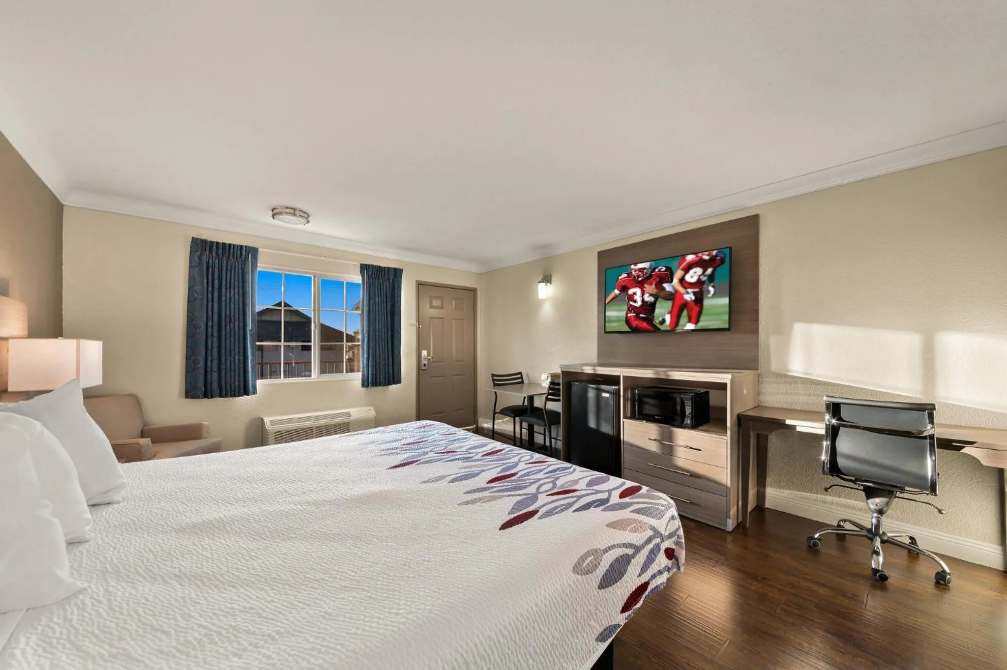 Photo of the whole room, Bed in Red Roof Inn Los Angeles - Bellflower