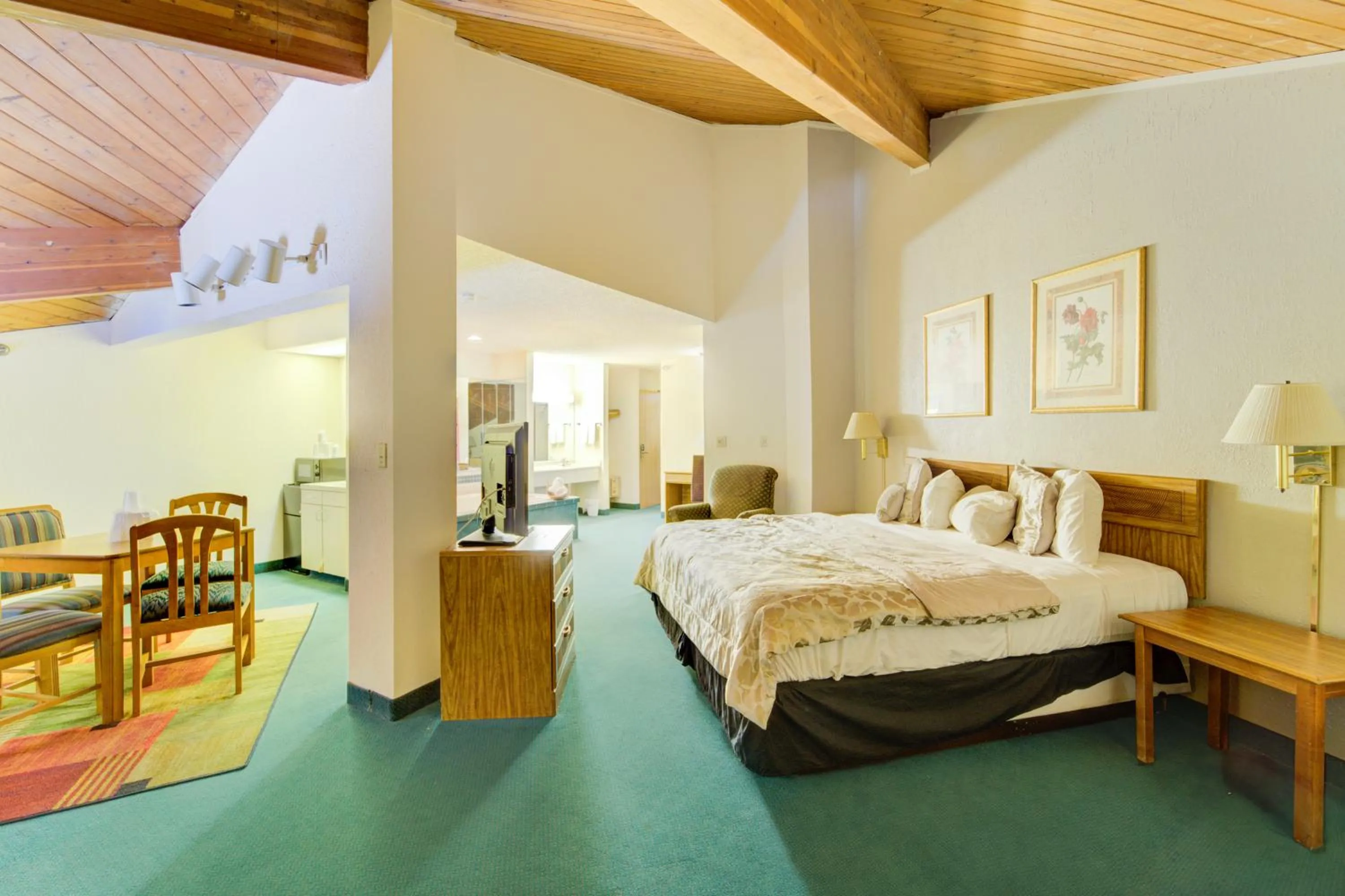 Bedroom, Bed in Capital O Amerihost Inn and Suites Mexico Hwy 54 MO