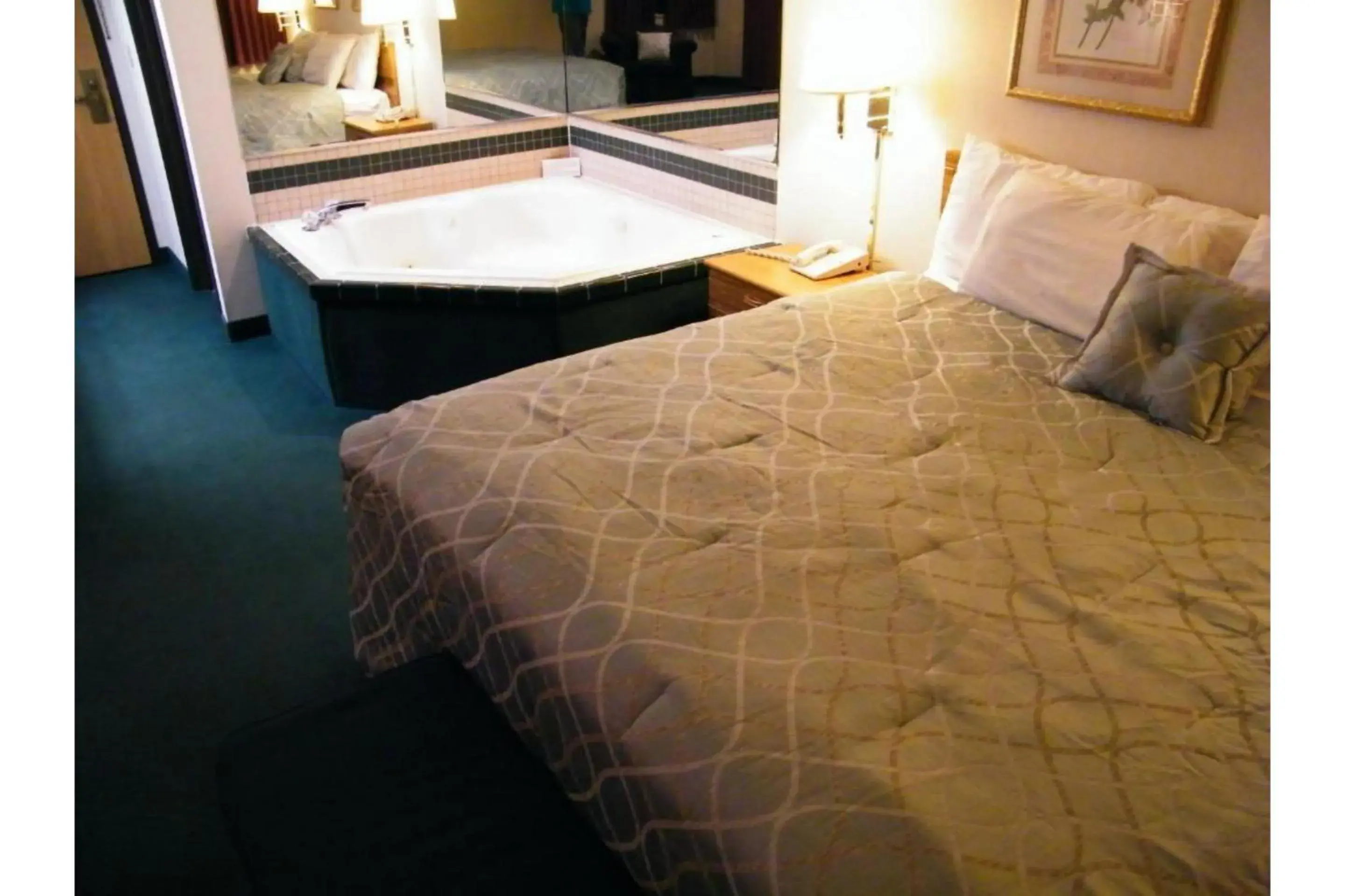 King Bed Non Smoking with Jetted Tub in Capital O Amerihost Inn and Suites Mexico Hwy 54 MO King Bed Non Smoking with Jetted Tub in Capital O Amerihost Inn and Suites Mexico Hwy 54 MO