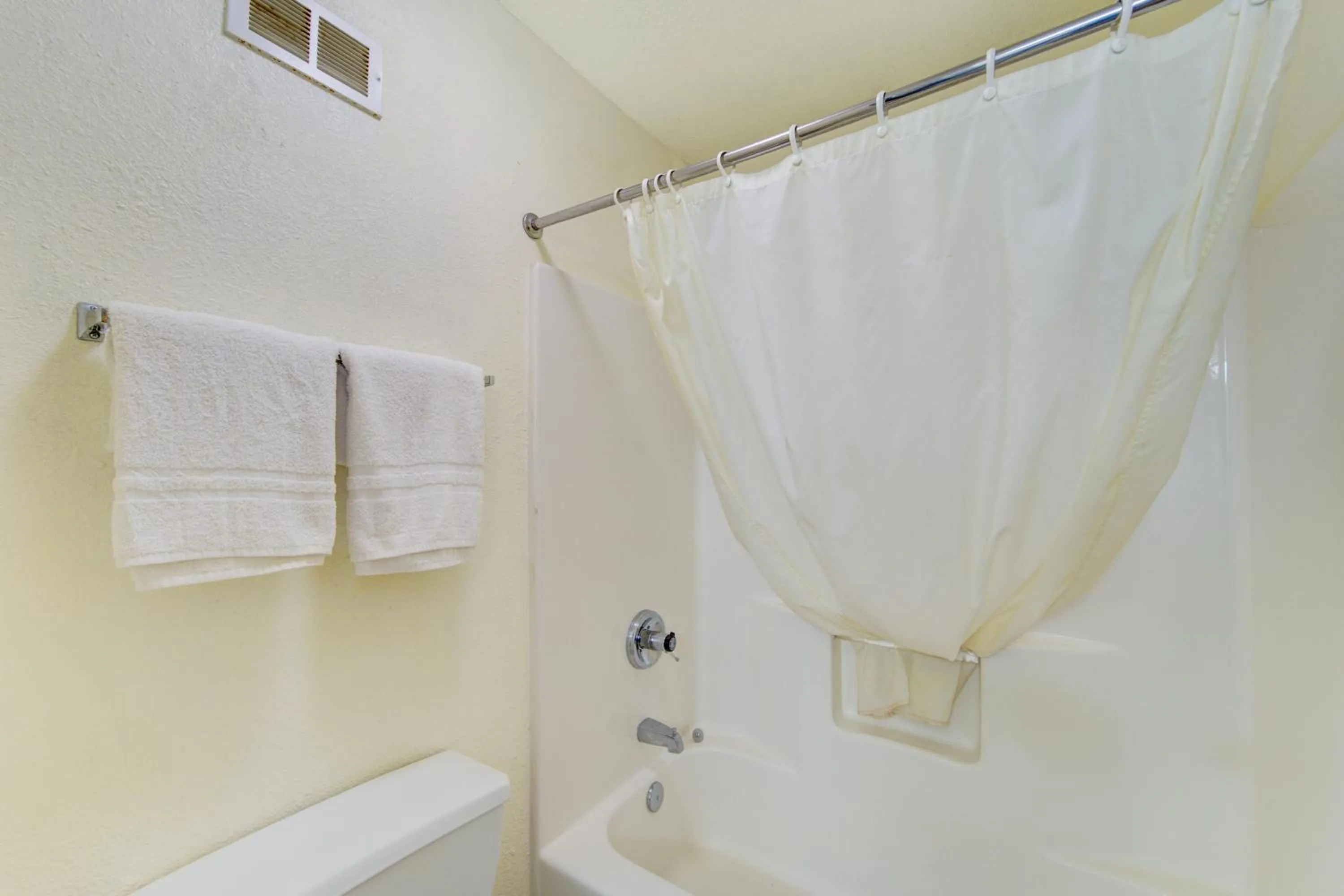 Bathroom in Capital O Amerihost Inn and Suites Mexico Hwy 54 MO