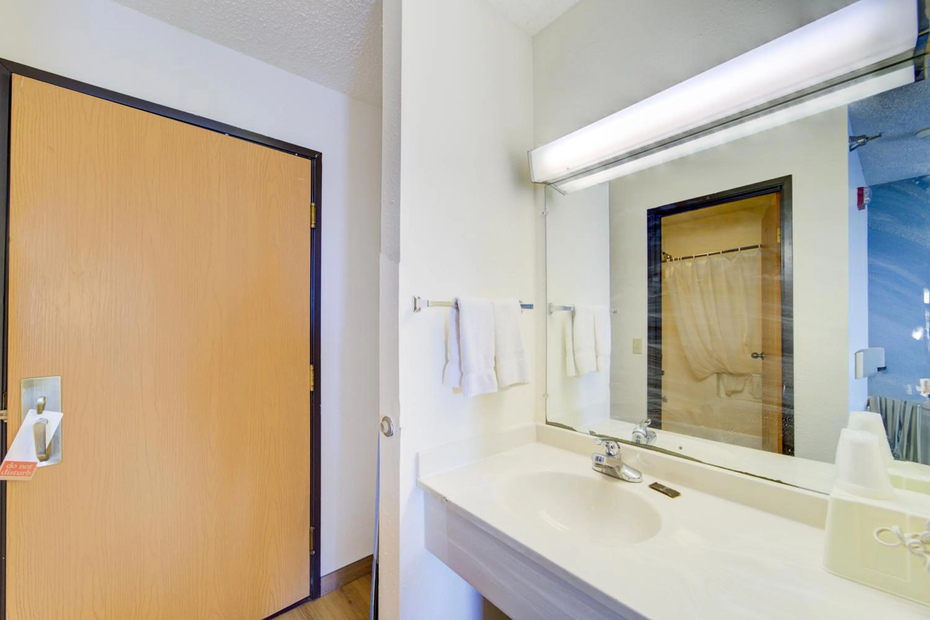 Bathroom in Capital O Amerihost Inn and Suites Mexico Hwy 54 MO