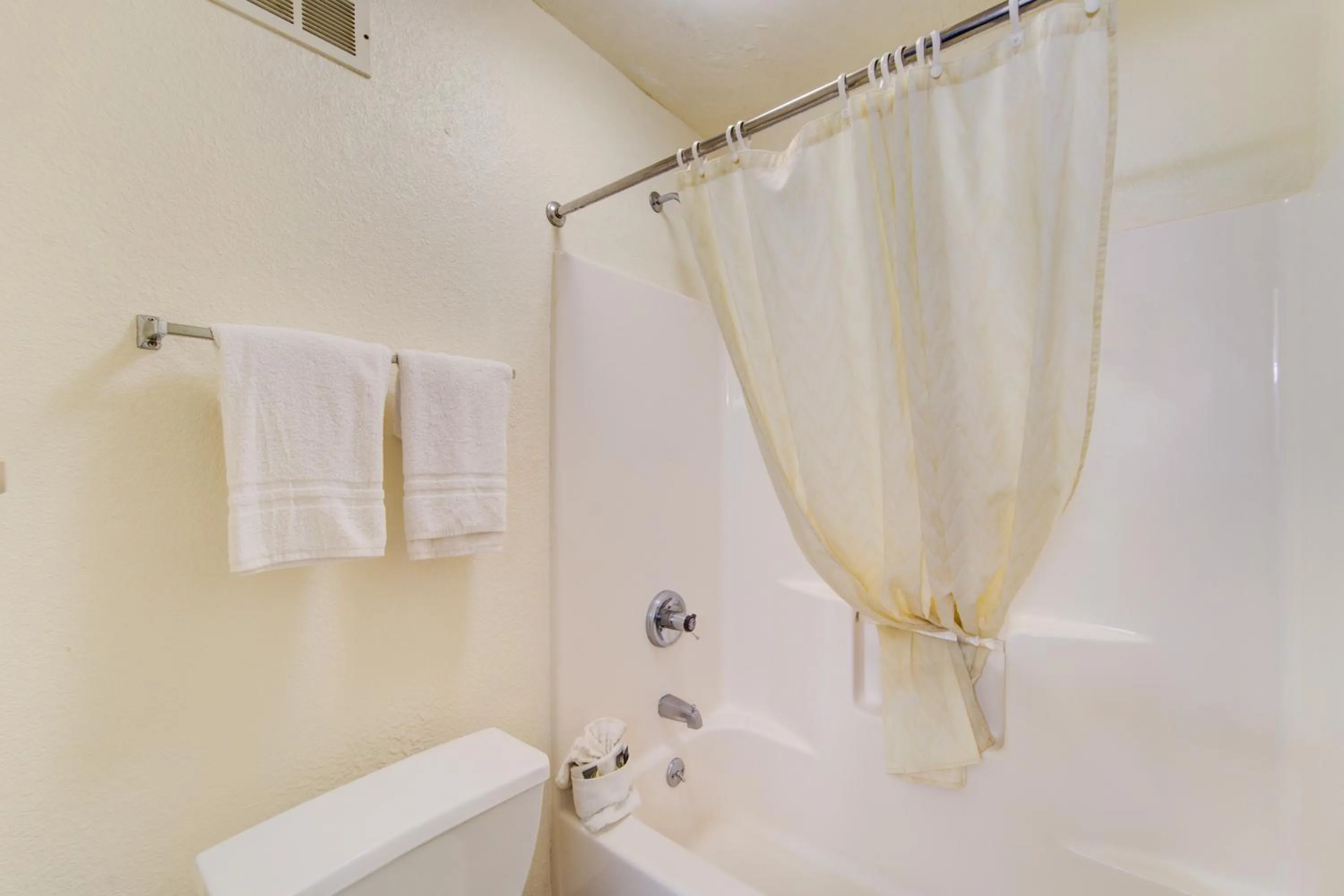 Bathroom in Capital O Amerihost Inn and Suites Mexico Hwy 54 MO