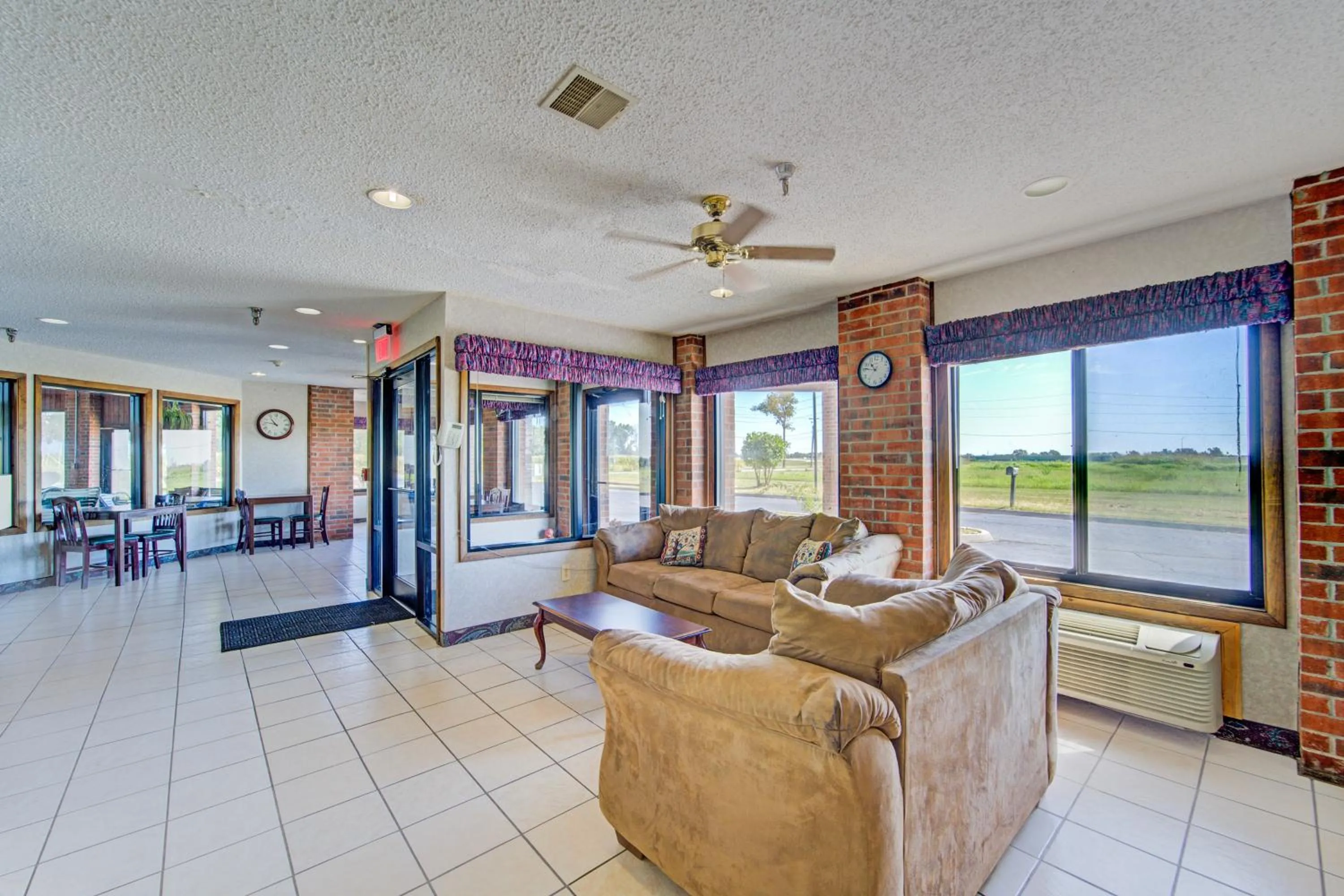 Seating area in Capital O Amerihost Inn and Suites Mexico Hwy 54 MO