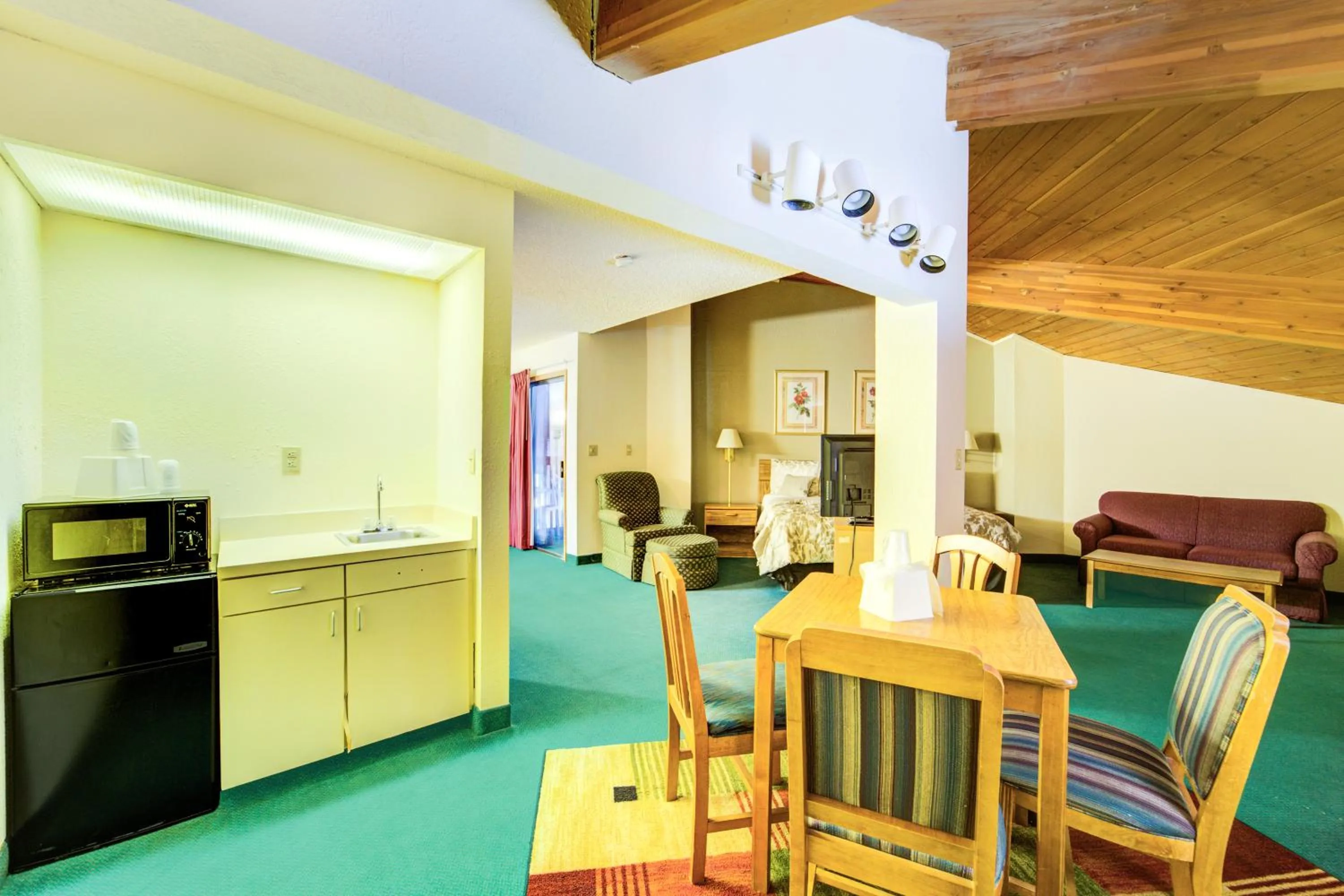 Dining area in Capital O Amerihost Inn and Suites Mexico Hwy 54 MO