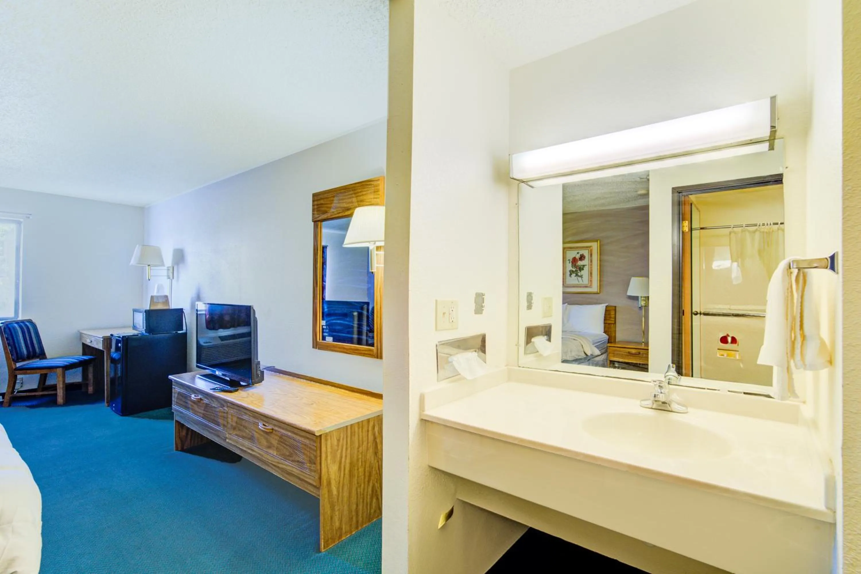 Bedroom in Capital O Amerihost Inn and Suites Mexico Hwy 54 MO