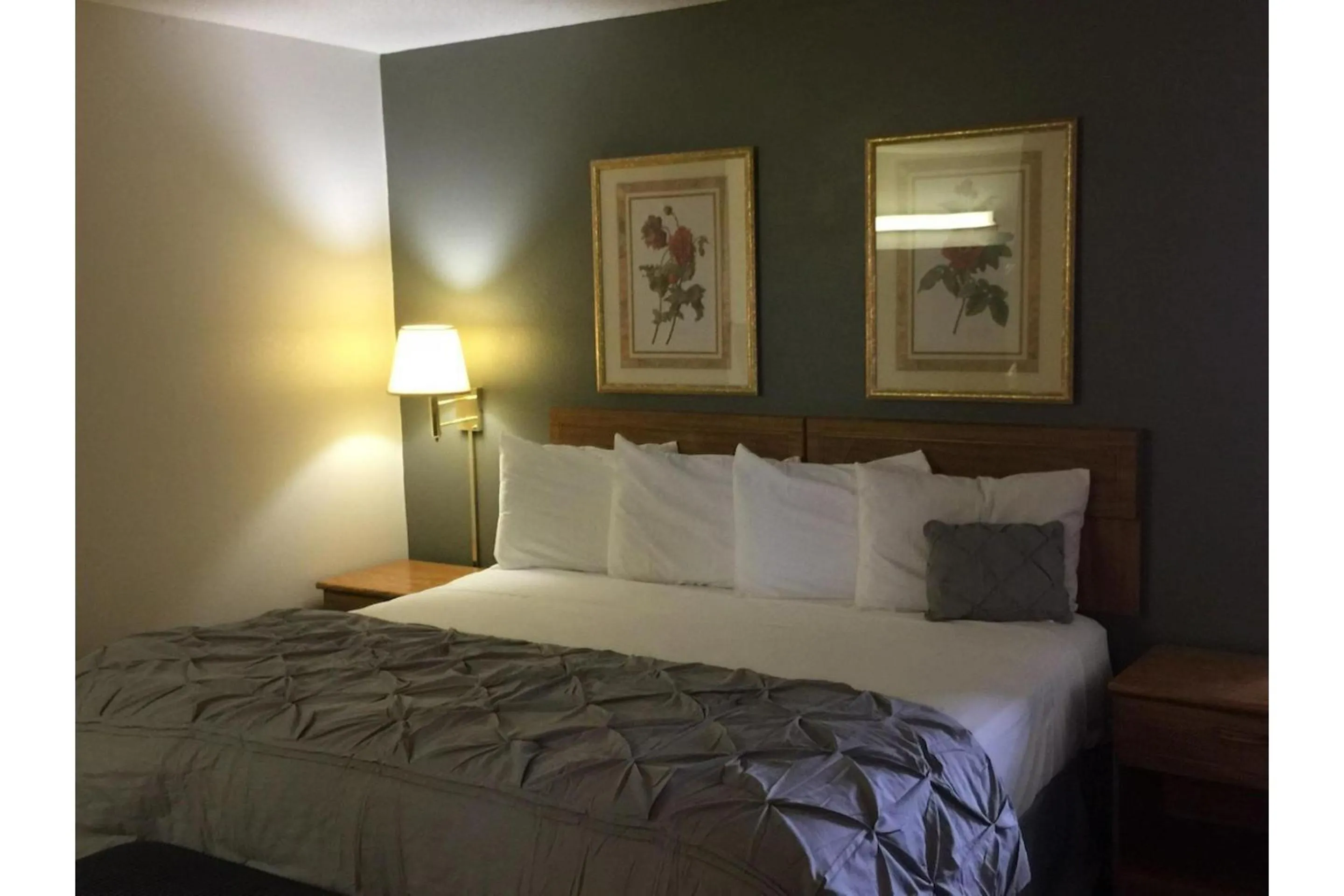 Bedroom, Bed in Capital O Amerihost Inn and Suites Mexico Hwy 54 MO