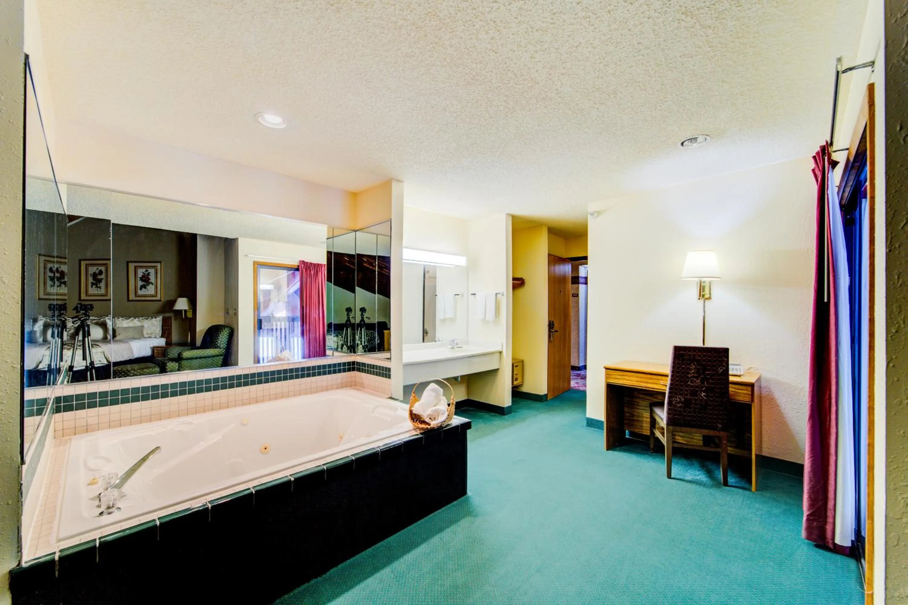 Bedroom, Bed in Capital O Amerihost Inn and Suites Mexico Hwy 54 MO