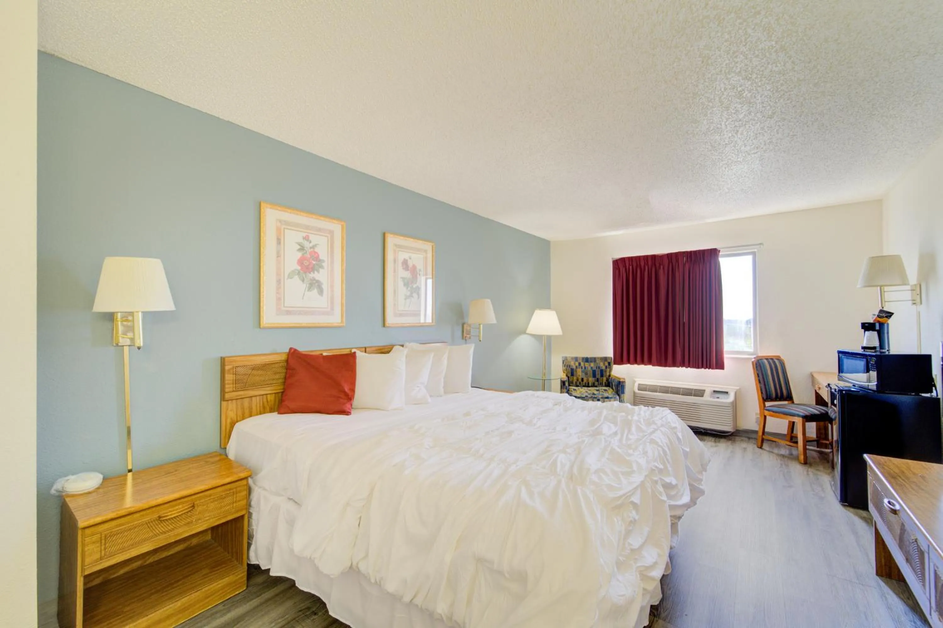 Bedroom, Bed in Capital O Amerihost Inn and Suites Mexico Hwy 54 MO