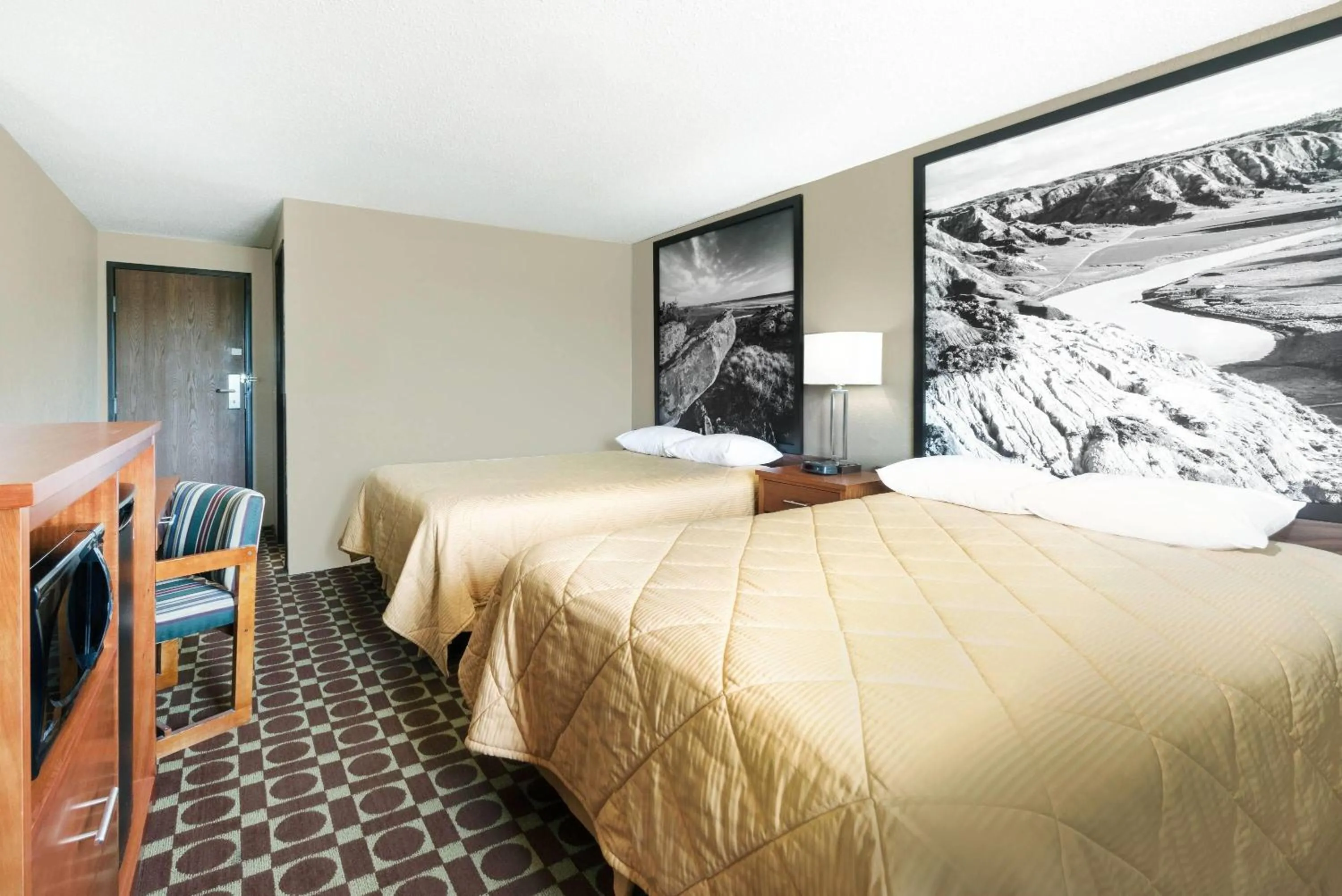 Photo of the whole room, Bed in Super 8 by Wyndham Miles City