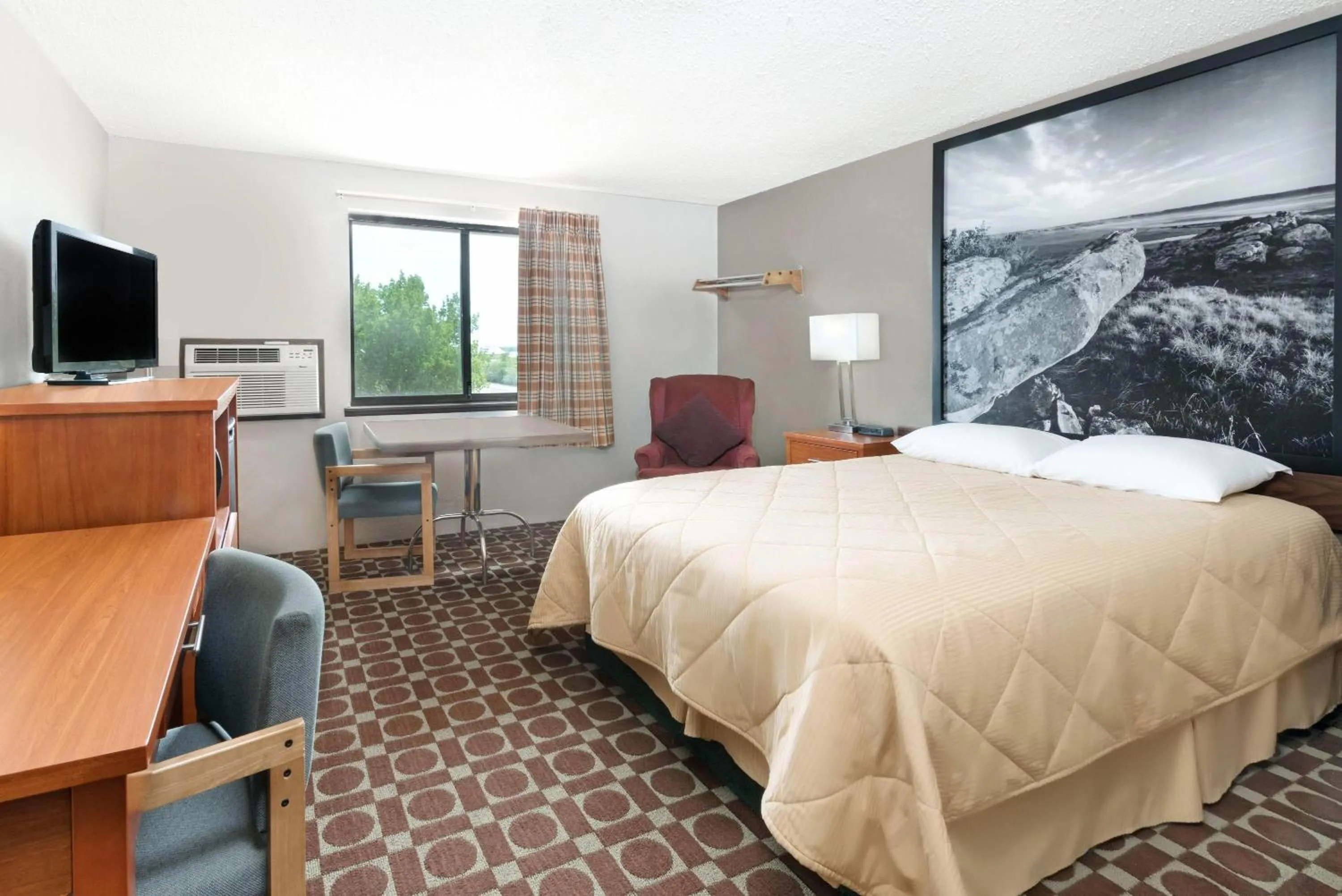 Photo of the whole room, Bed in Super 8 by Wyndham Miles City