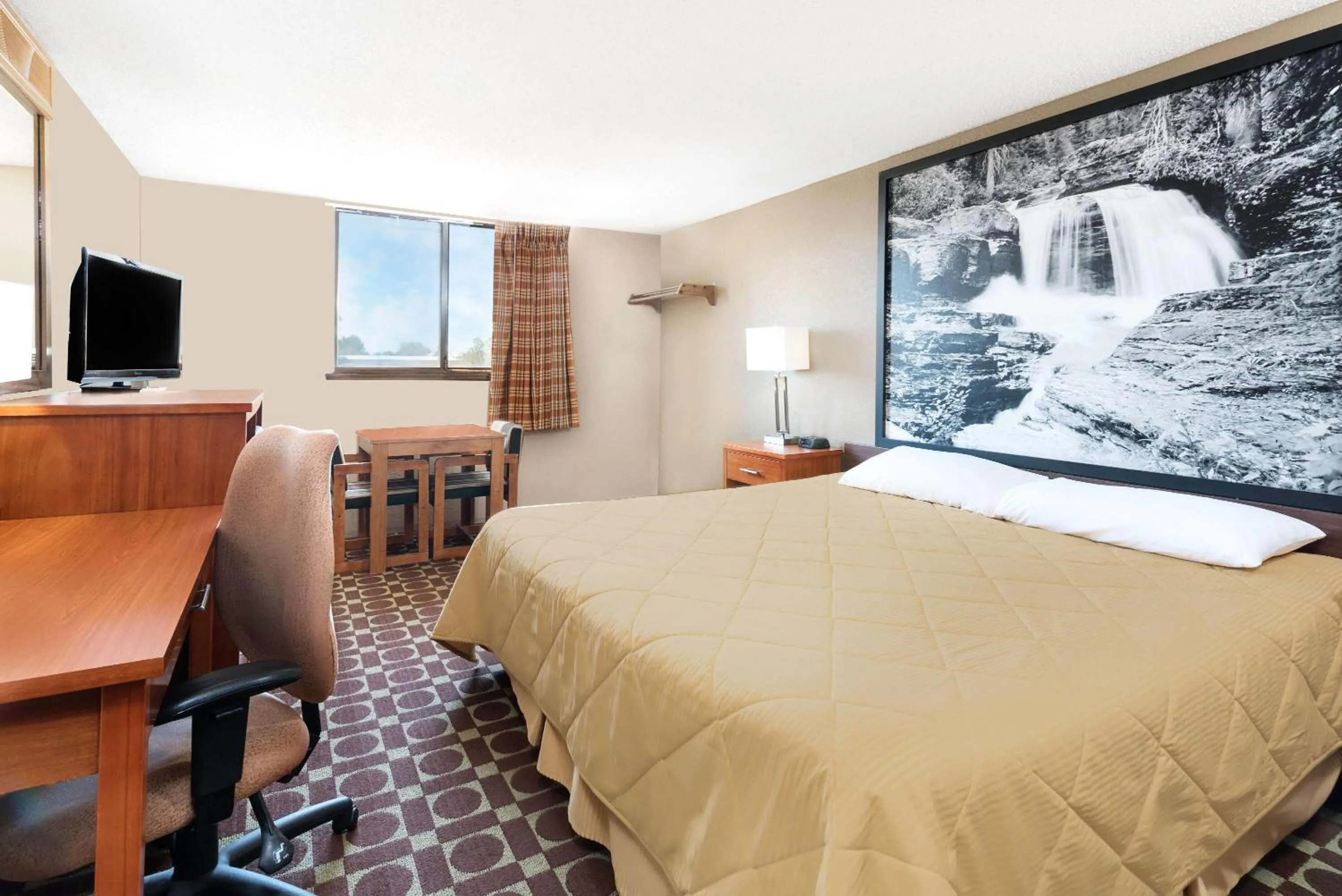 Photo of the whole room, Bed in Super 8 by Wyndham Miles City