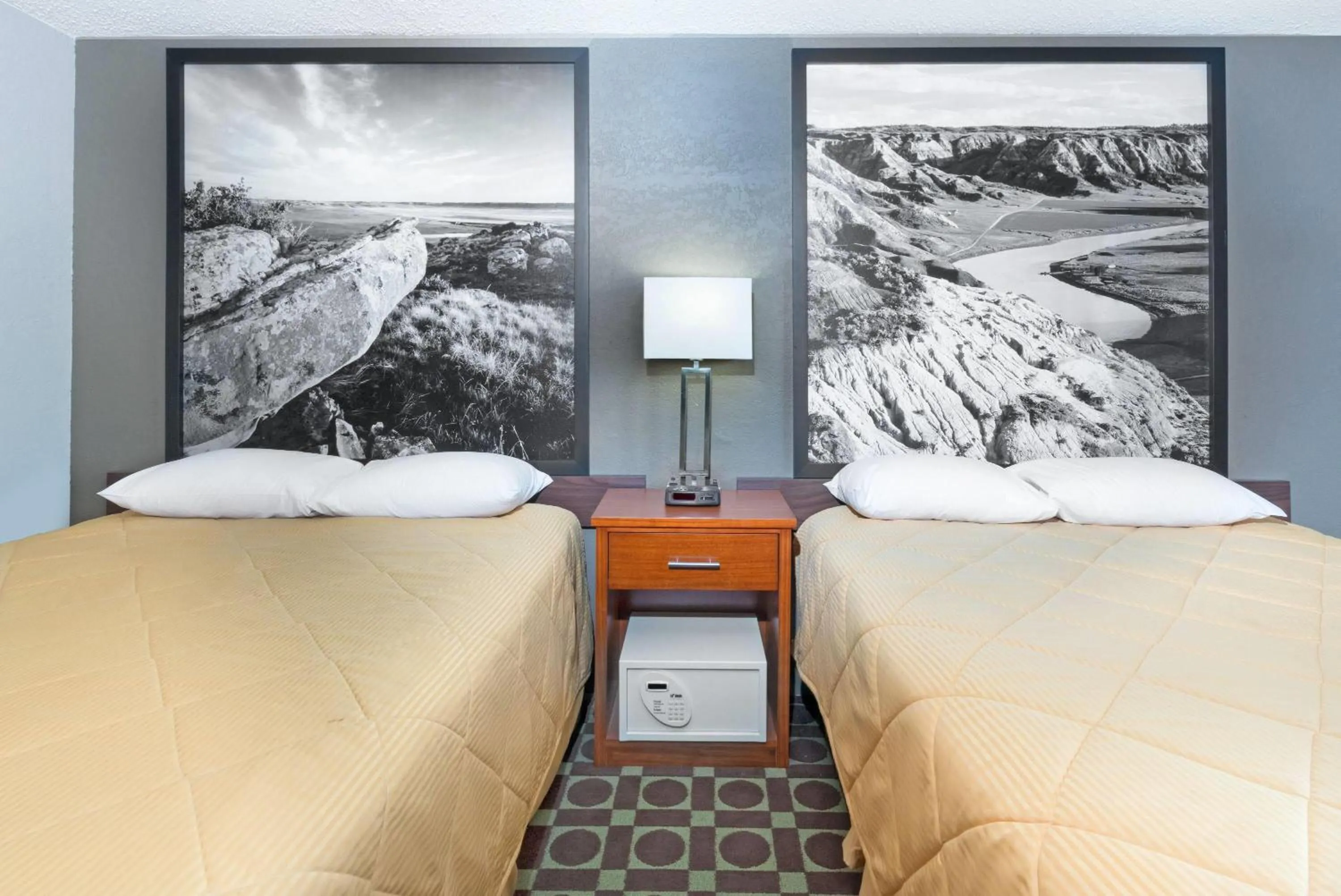 Photo of the whole room, Bed in Super 8 by Wyndham Miles City