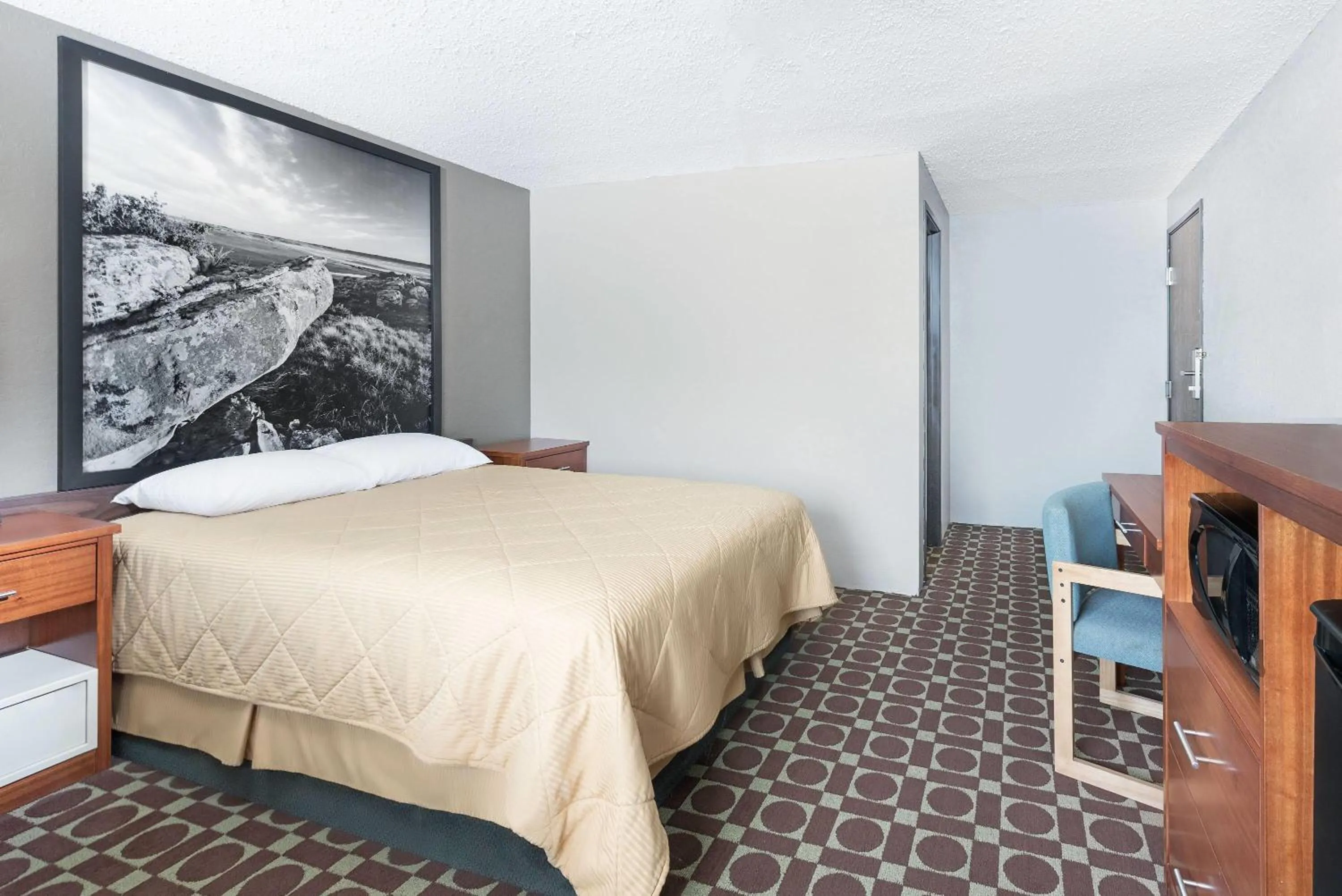 Photo of the whole room, Bed in Super 8 by Wyndham Miles City