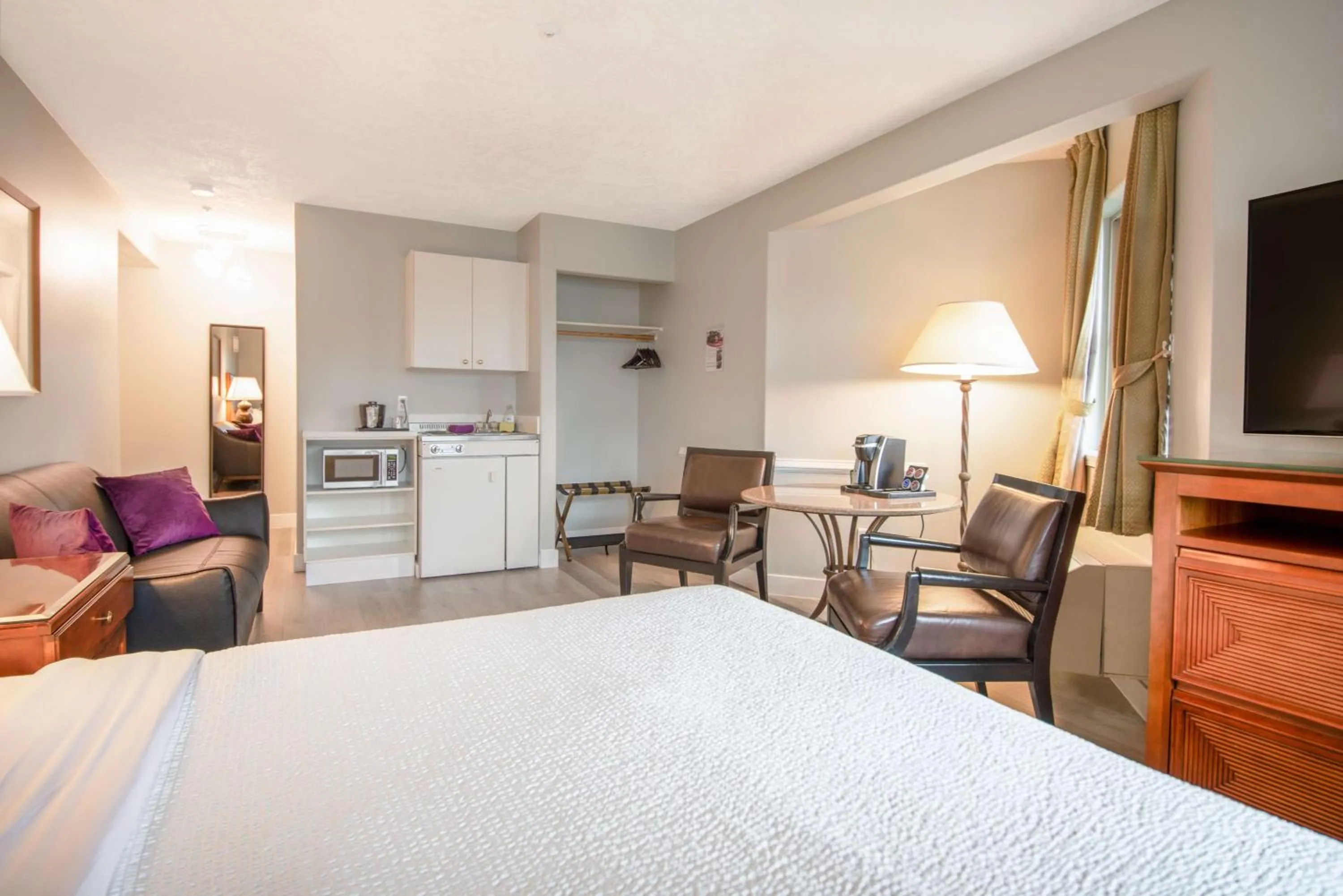 Kitchen or kitchenette, Bed in Coast Parksville Hotel