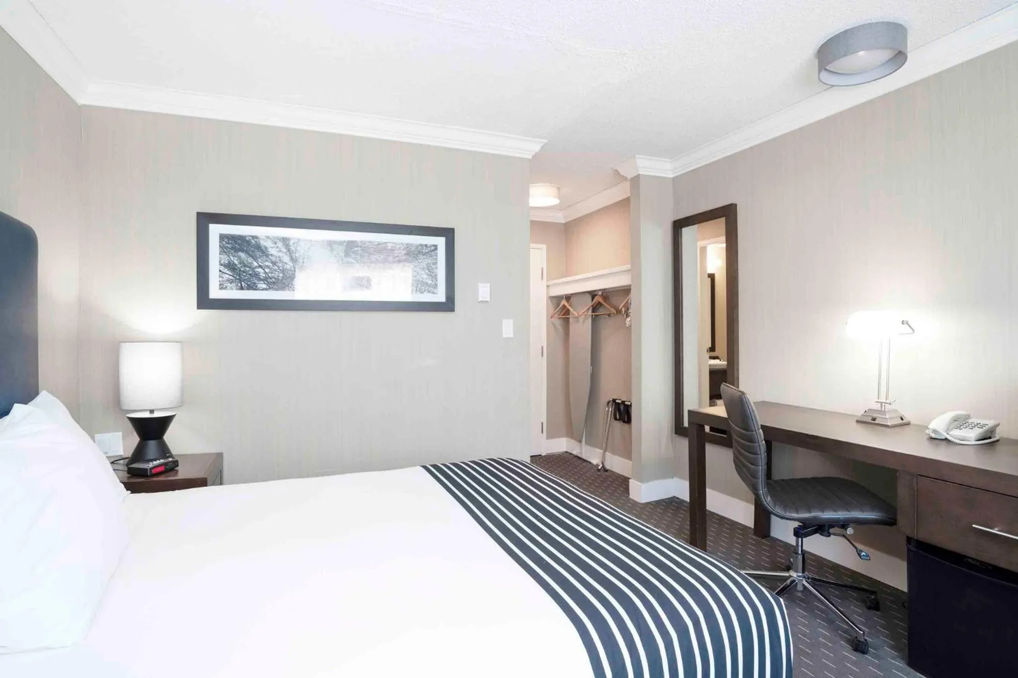 Bedroom, Bed in Sandman Inn Blue River