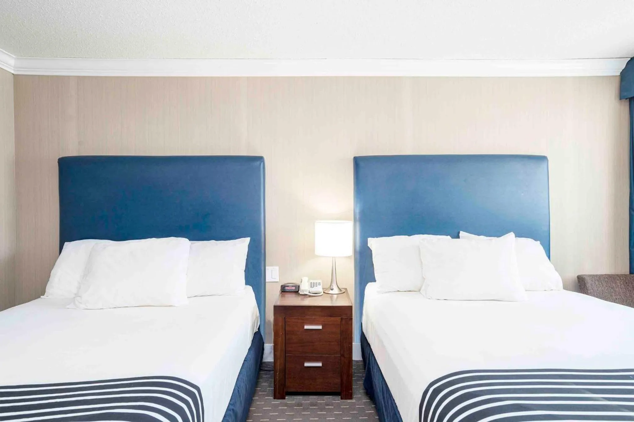 Bedroom, Bed in Sandman Inn Blue River