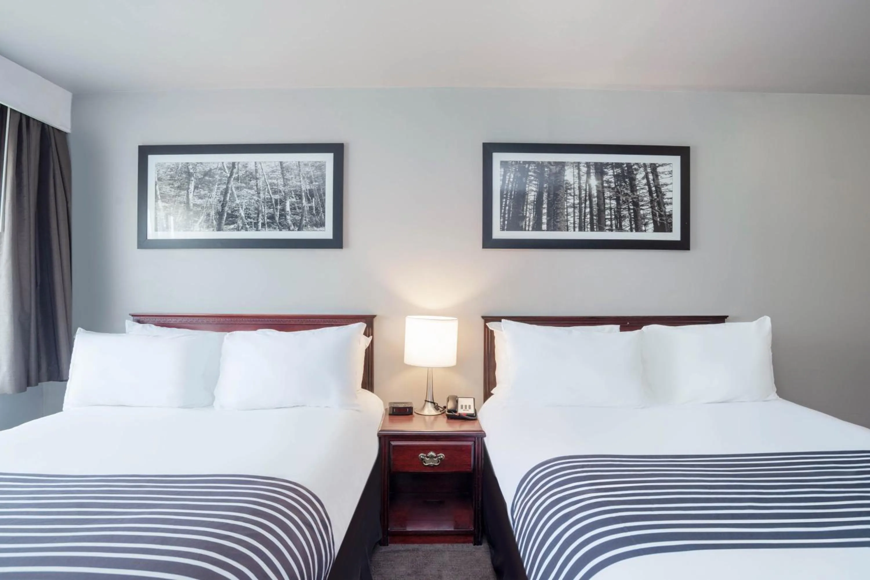 Photo of the whole room, Bed in Sandman Inn Cache Creek