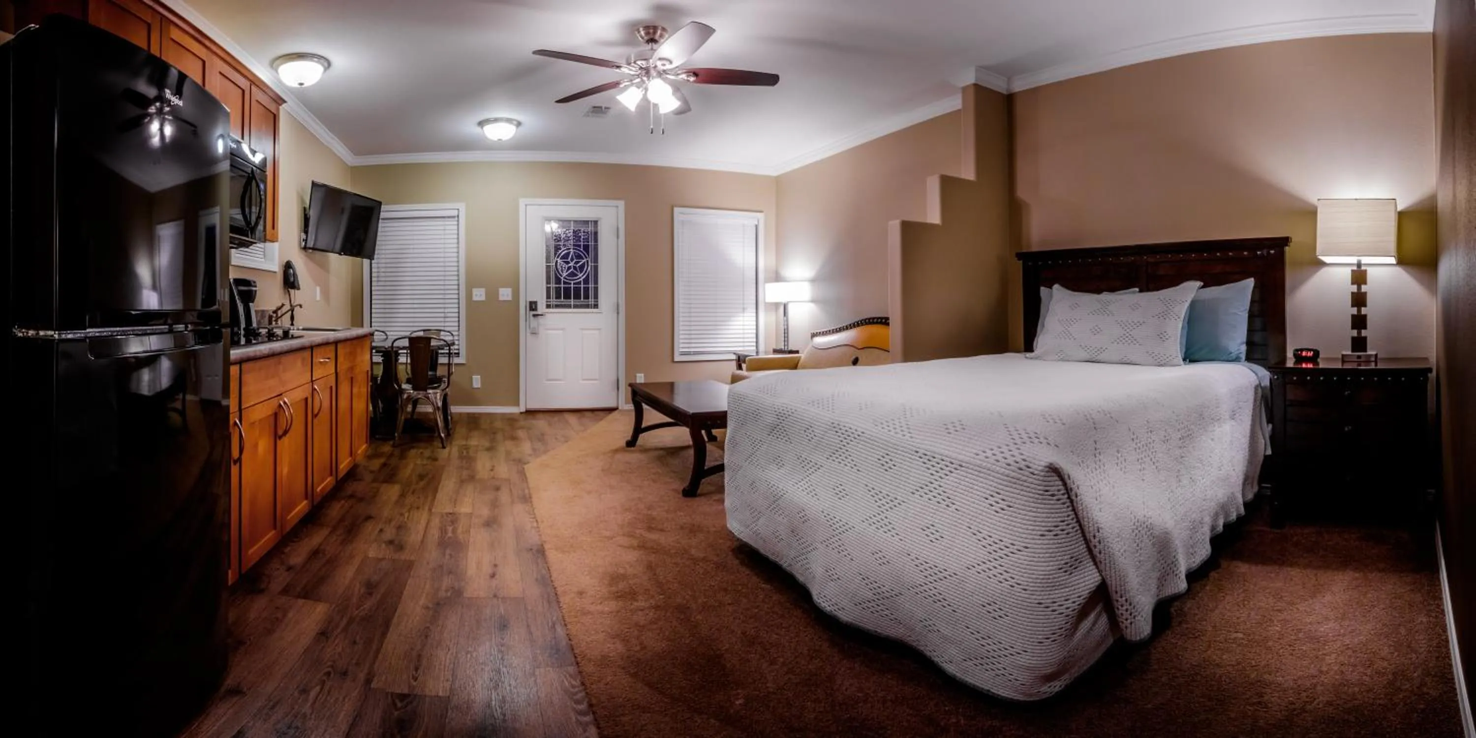 Photo of the whole room, Bed in Goulding's Lodge