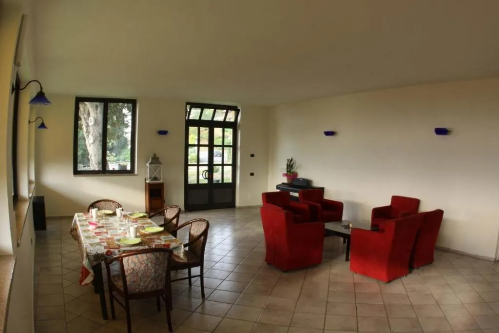 Communal lounge/ TV room in Villa Magnolia BB, Lago Maggiore (Massino Visconti, Italy)