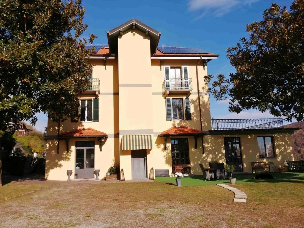 Property building in Villa Magnolia BB, Lago Maggiore (Massino Visconti, Italy)