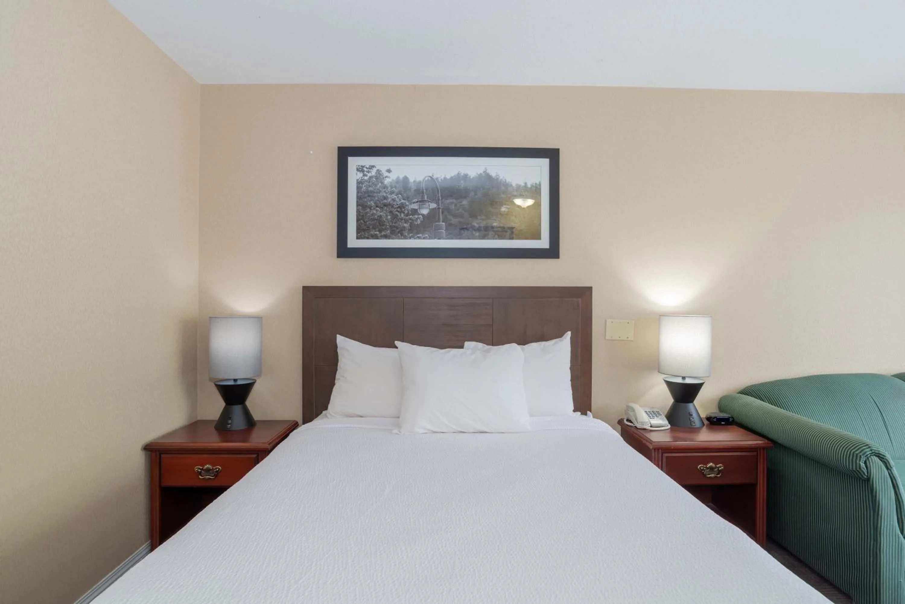 Photo of the whole room, Bed in Sandman Hotel Castlegar