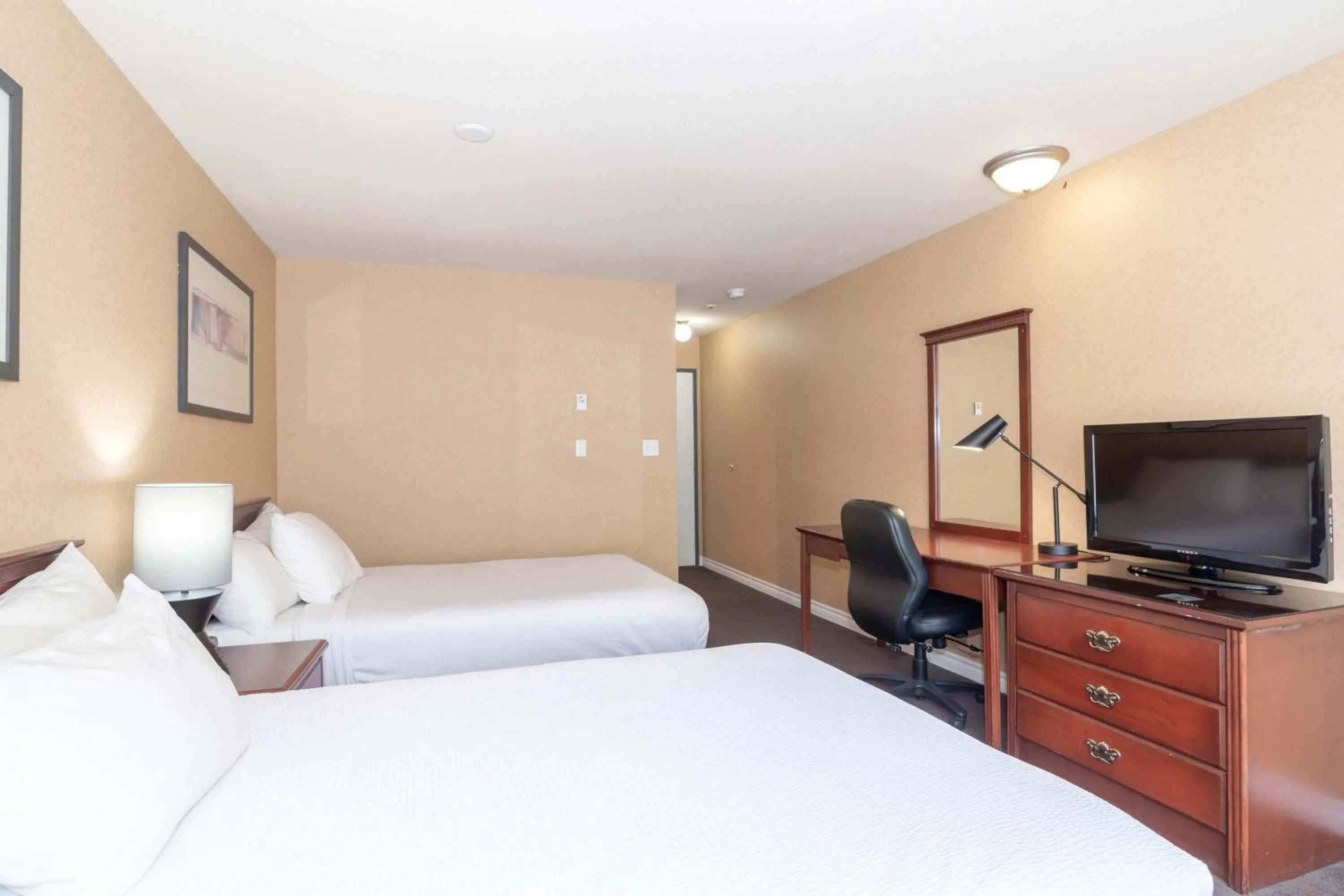 Photo of the whole room, Bed in Sandman Hotel Castlegar