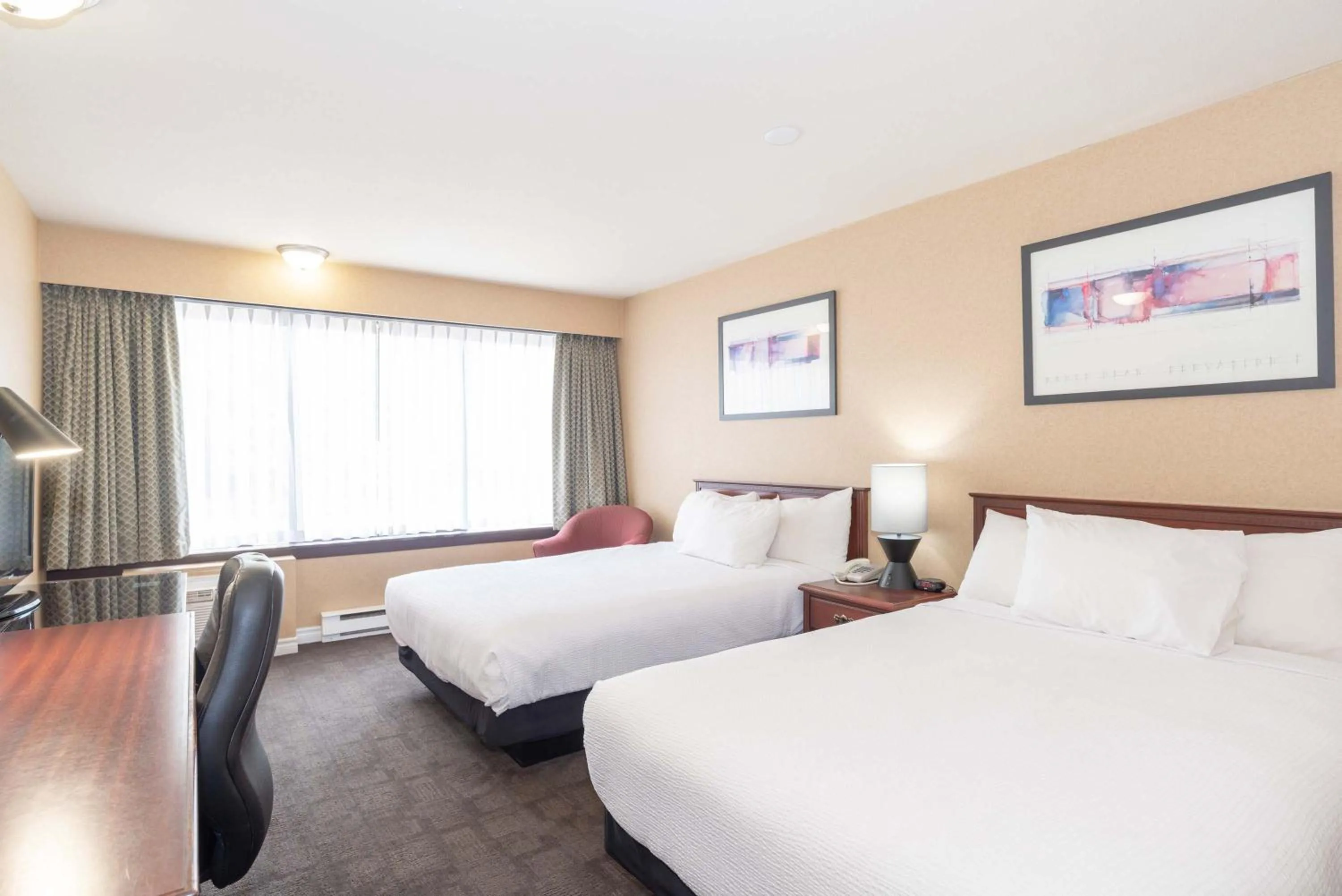 Photo of the whole room, Bed in Sandman Hotel Castlegar