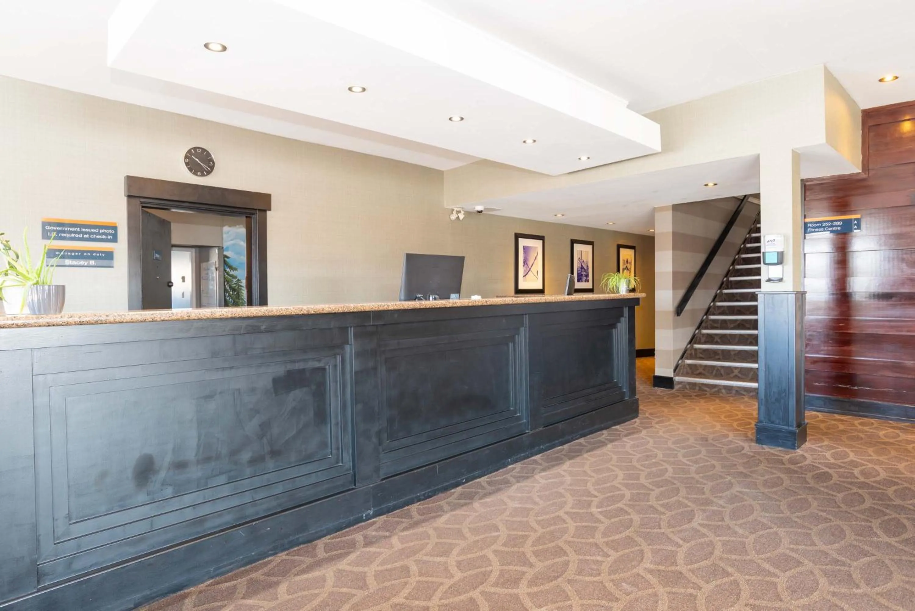 Facade/entrance in Sandman Hotel Cranbrook