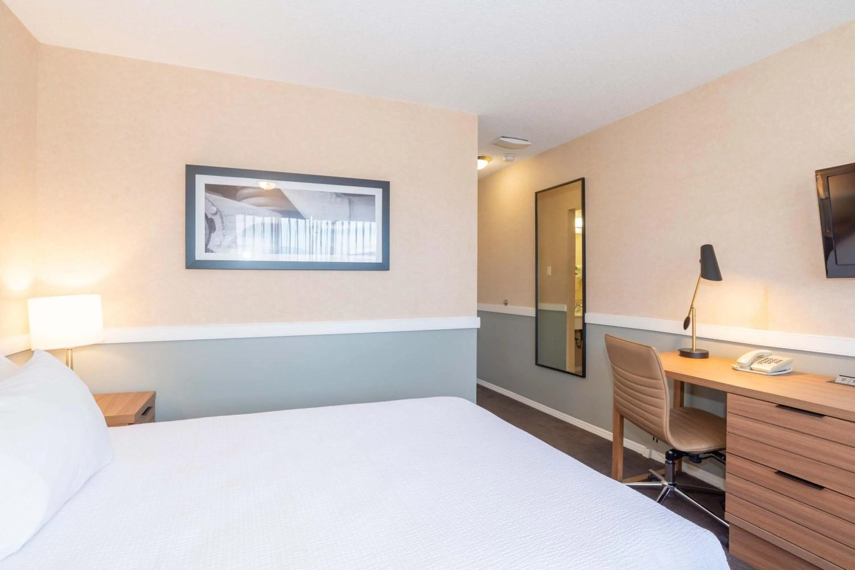 Photo of the whole room, Bed in Sandman Hotel Cranbrook