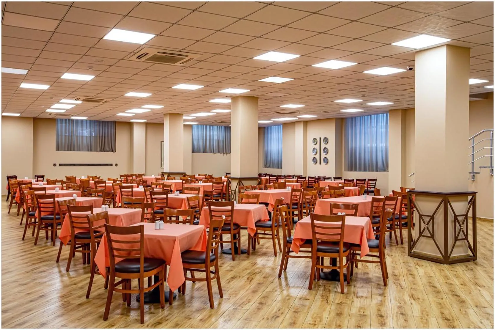 Restaurant/places to eat in Ani Grand Hotel Yerevan