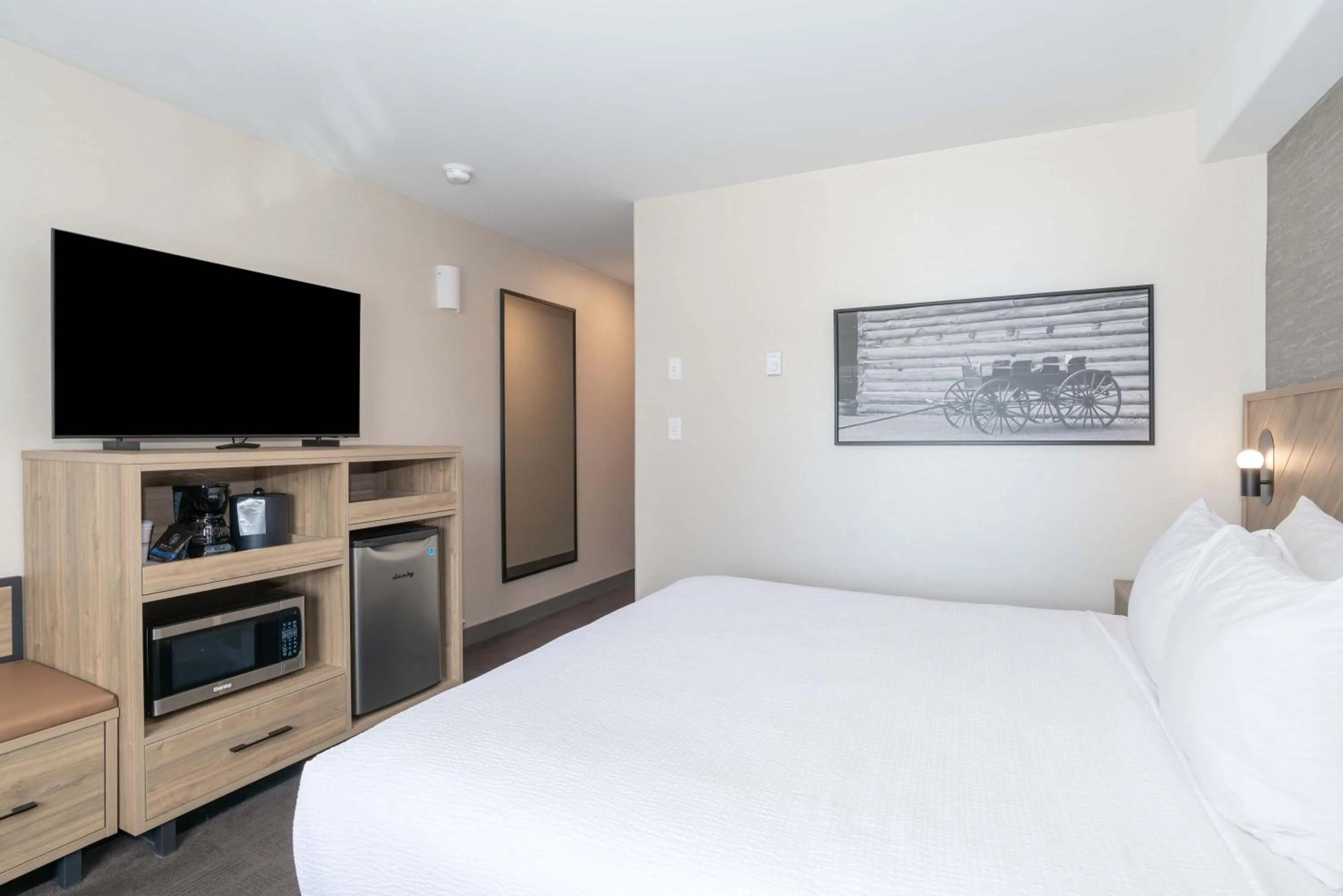 Photo of the whole room, Bed in Sandman Hotel Quesnel