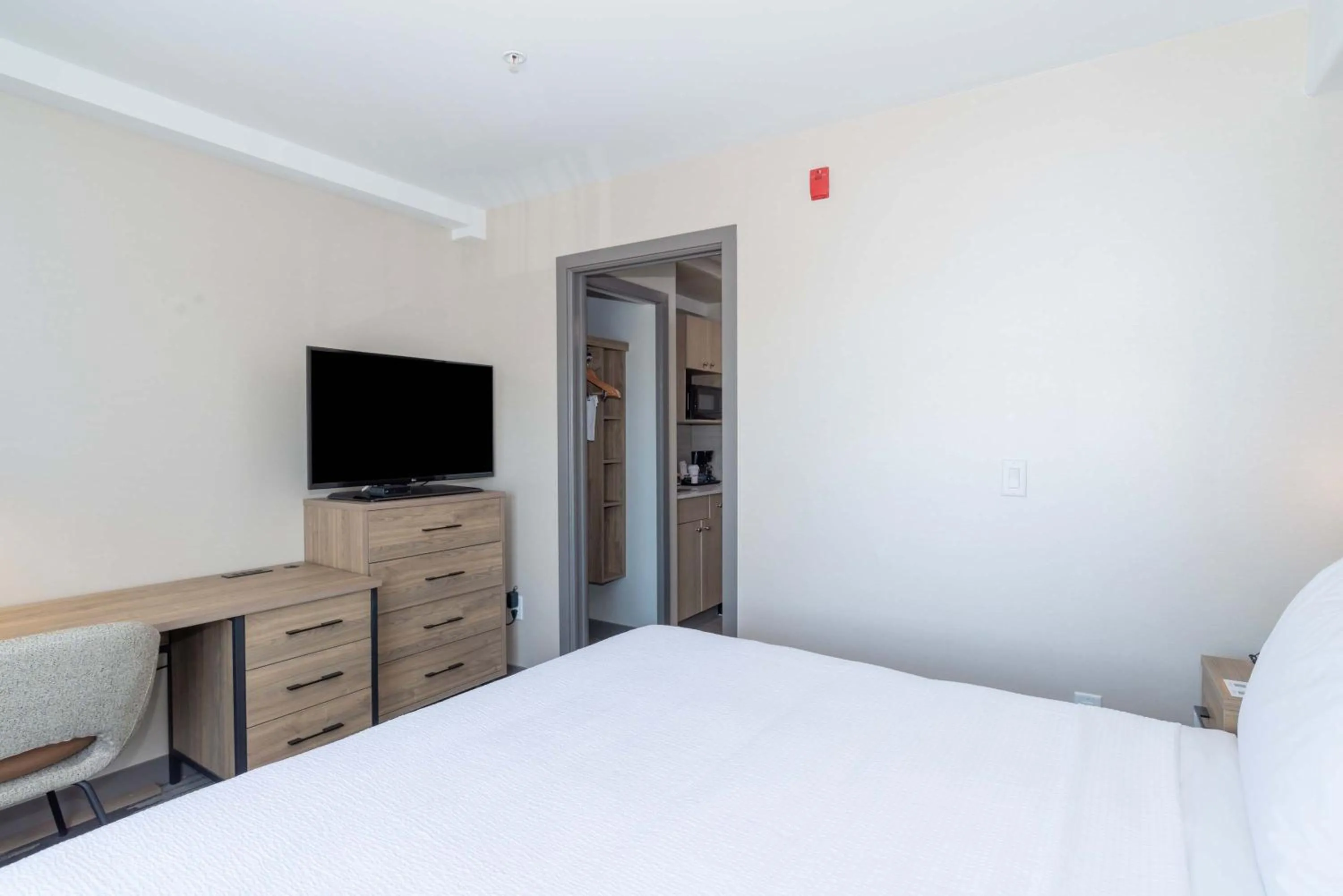 Photo of the whole room, Bed in Sandman Hotel Quesnel